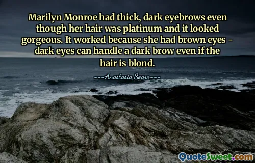 Marilyn Monroe avait des sourcils épais et foncés même si ses cheveux étaient platine et qu'ils étaient magnifiques. Cela a fonctionné parce qu'elle avait les yeux marrons – les yeux foncés peuvent supporter un sourcil foncé même si les cheveux sont blonds.