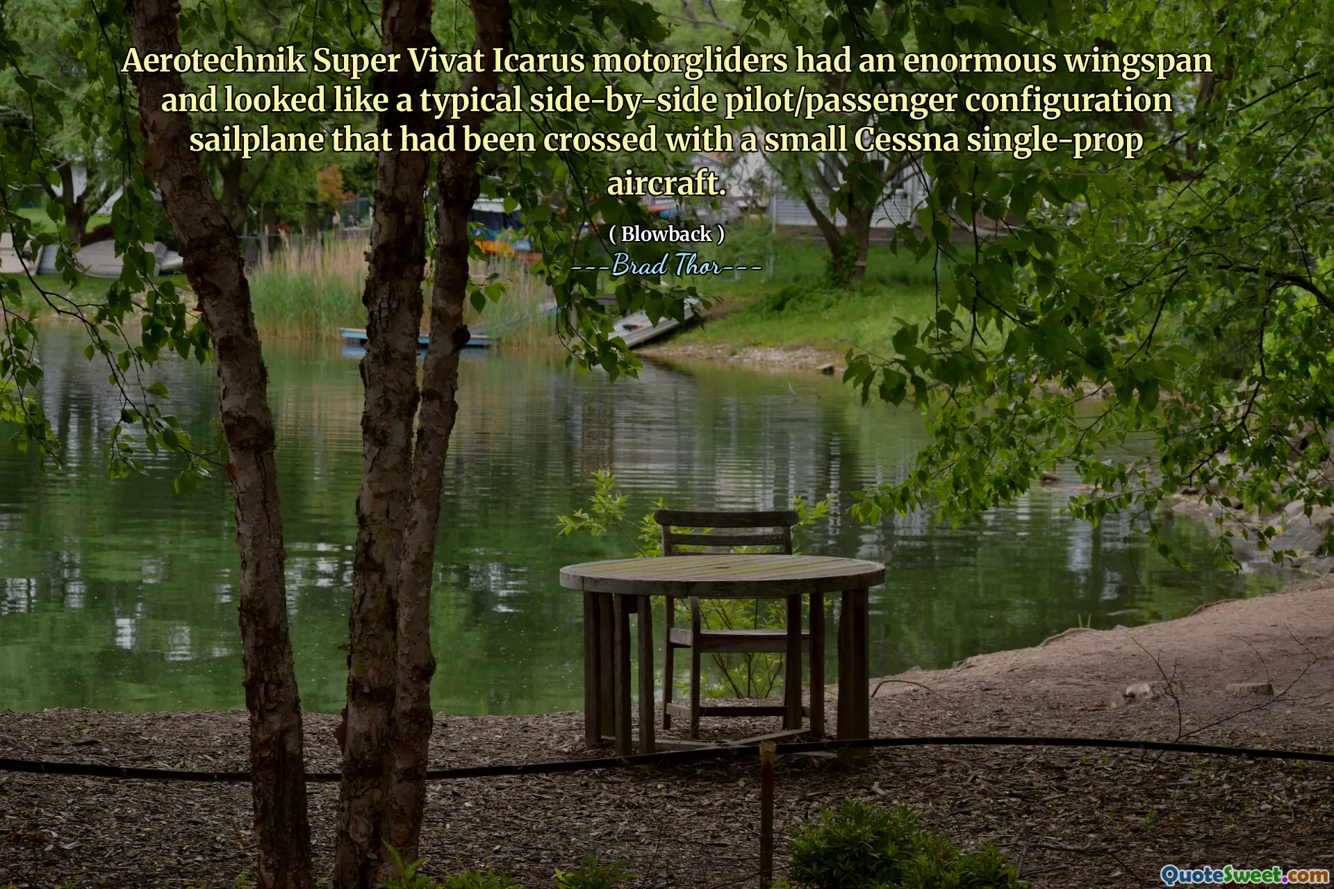 Aerotechnik Super Vivat Icarus Motorglider hade en enorm vingpan och såg ut som ett typiskt sida vid sida pilot/passagerarkonfigurationsseglan som hade korsats med ett litet Cessna-en-prop-flygplan.