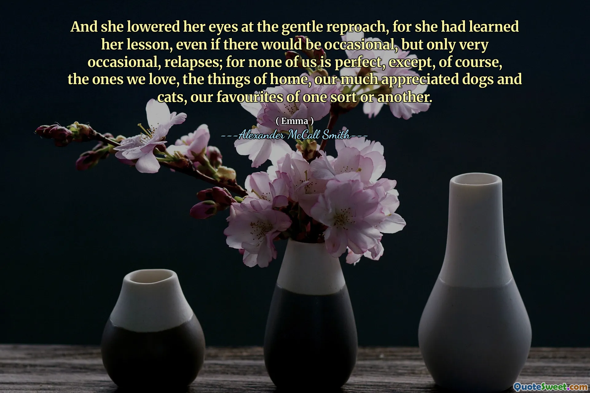 Og hun senket øynene på den milde bebreidelsen, for hun hadde lært leksjonen sin, selv om det ville være sporadisk, men bare veldig sporadiske, tilbakefall; For ingen av oss er perfekte, bortsett fra, selvfølgelig, de vi elsker, ting av hjem, våre mye verdsatte hunder og katter, våre favoritter av en eller annen art.
