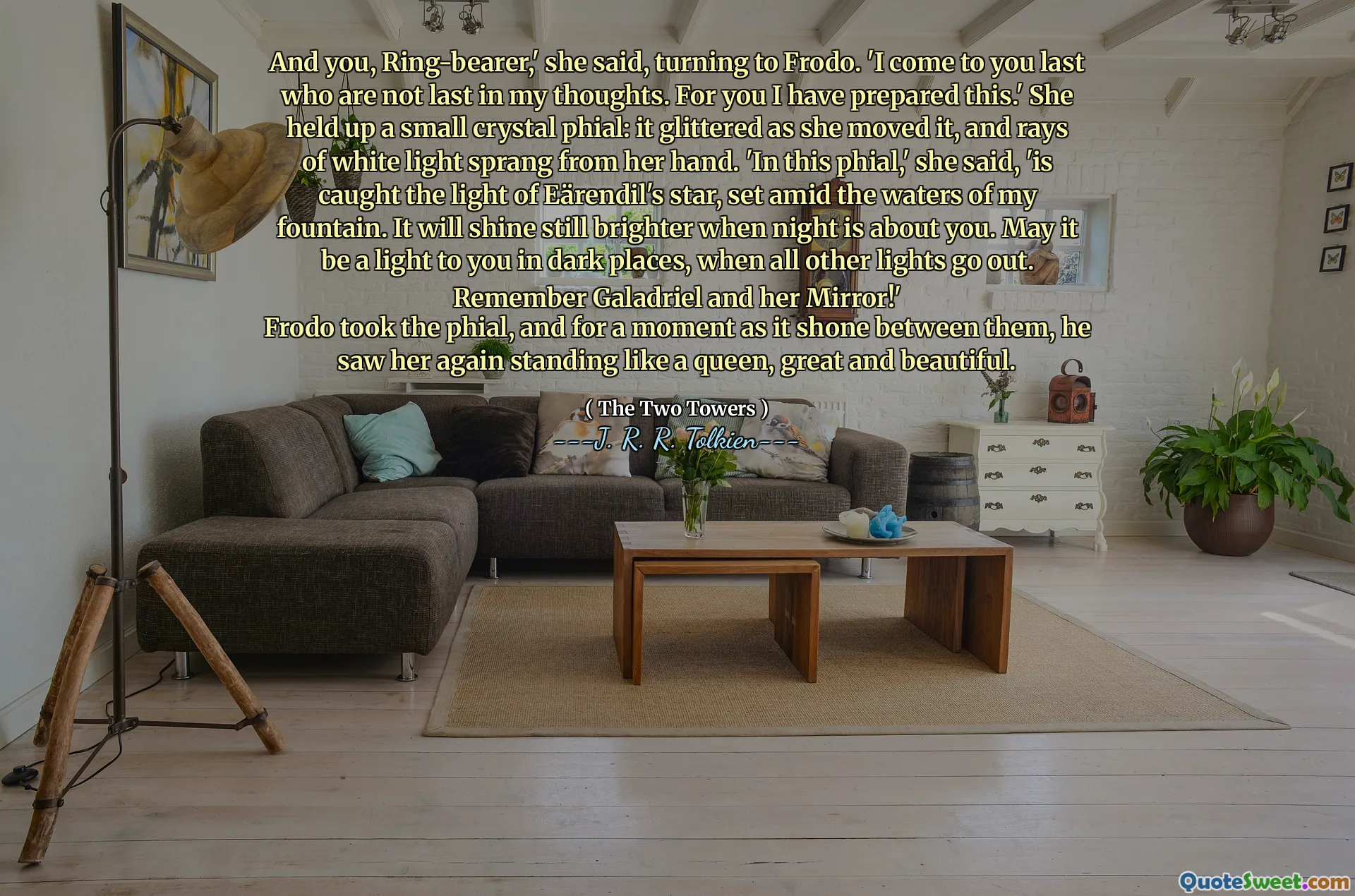 En jij, ringdrager, 'zei ze, wendde zich tot Frodo. 'Ik kom als laatste naar je toe die niet als laatste in mijn gedachten zijn. Voor jou heb ik dit voorbereid. ' Ze hield een klein kristalfiaal omhoog: het schitterde toen ze hem bewoog en stralen van wit licht sprong uit haar hand. 'In deze phial,' zei ze, 'wordt het licht van de ster van Eärendil gevangen, gelegen te midden van de wateren van mijn fontein. Het zal nog steeds helderder schijnen als de nacht over jou gaat. Moge het een licht voor je zijn op donkere plaatsen, wanneer alle andere lichten uitgaan. Onthoud Galadriel en haar spiegel! '
Frodo nam de phial, en toen het tussen hen scheen, zag hij haar weer staan ​​als een koningin, groot en mooi.