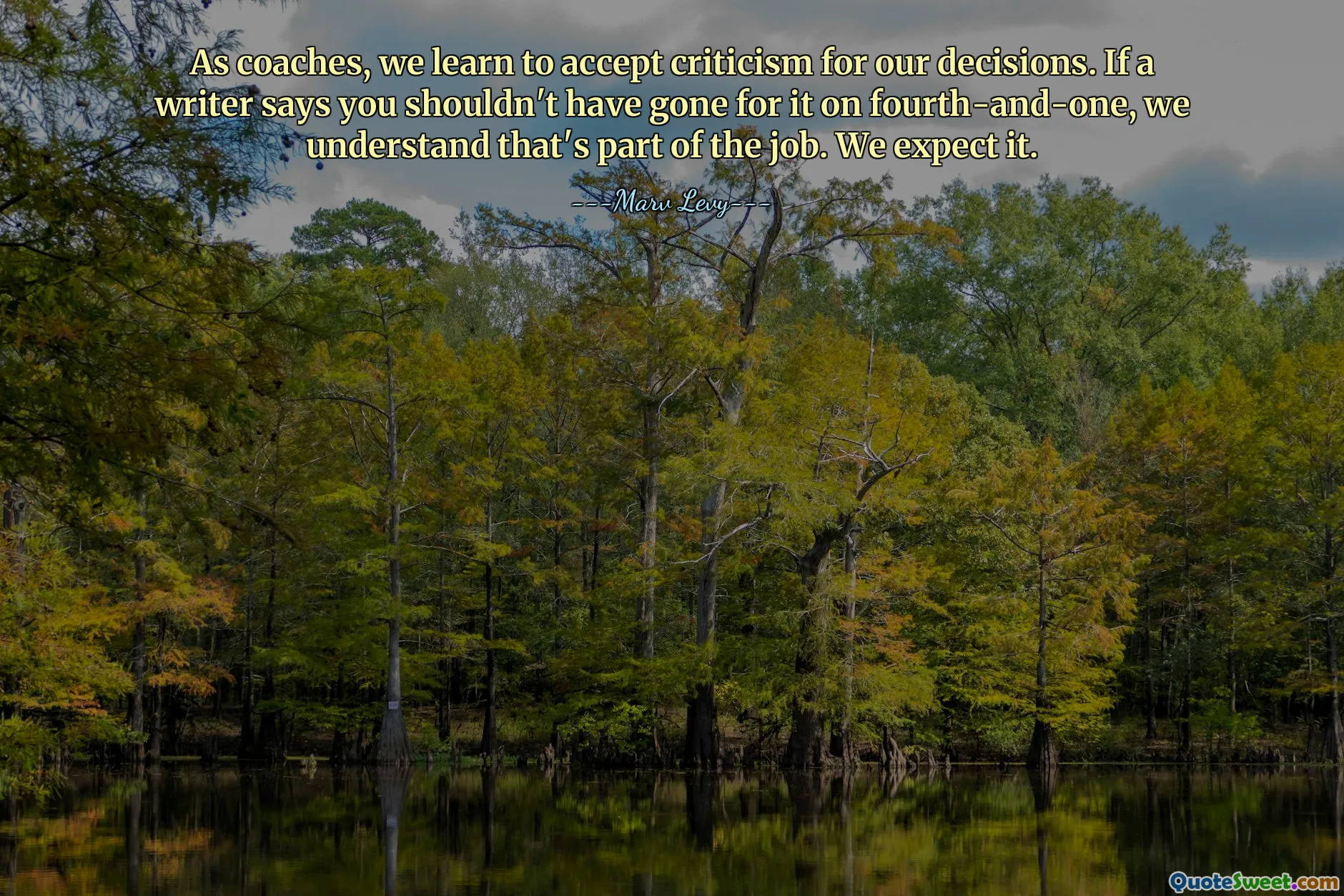 作为教练，我们学会接受对我们决定的批评。如果作家说你不应该在第四和一上这样做，我们理解这是工作的一部分。我们期待它。
