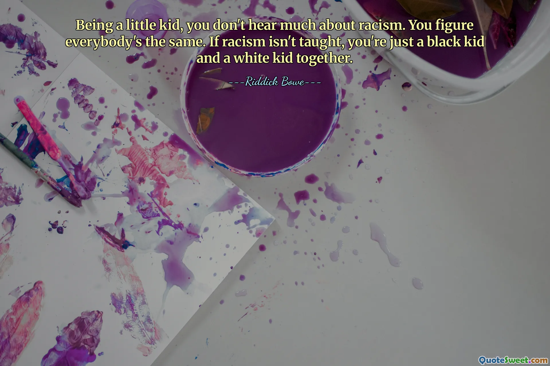 Essendo un ragazzino, non si sente parlare molto di razzismo. Pensi che siano tutti uguali. Se il razzismo non viene insegnato, sei solo un ragazzo nero e un ragazzo bianco insieme.