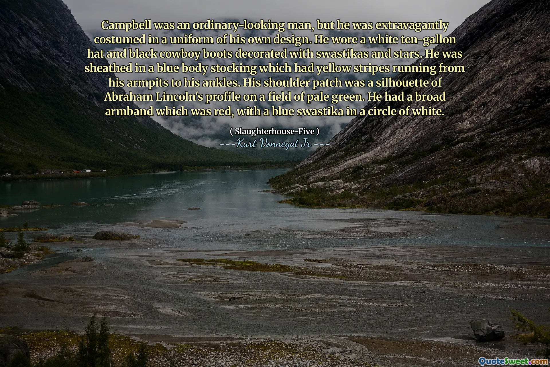 Campbell var en vanlig mann, men han var ekstravagant kostymet i en uniform av sitt eget design. Han hadde på seg en hvit ti-gallon hatt og svarte cowboystøvler dekorert med swastikaer og stjerner. Han ble kappet i en blå kroppsstrømpe som hadde gule striper som løp fra armhulene til anklene. Skulderlappen hans var en silhuett av Abraham Lincolns profil på et felt med blekgrønn. Han hadde et bredt armbånd som var rødt, med en blå svastika i en hvitt sirkel.