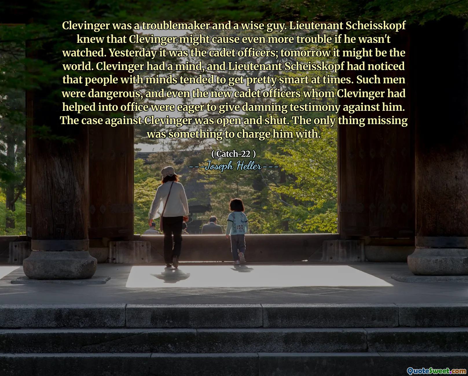 Clevinger var en bråkmaker og en klok fyr. Løytnant Scheisskopf visste at Clevinger kan forårsake enda mer problemer hvis han ikke ble sett på. I går var det kadettoffiserene; I morgen kan det være verden. Clevinger hadde et sinn, og løytnant Scheisskopf hadde lagt merke til at mennesker med sinn hadde en tendens til å bli ganske smarte til tider. Slike menn var farlige, og til og med de nye kadettoffiserene som Clevinger hadde hjulpet til i vervet var ivrige etter å avgi fordømmende vitnesbyrd mot ham. Saken mot Clevinger var åpen og stengt. Det eneste som manglet var noe å belaste ham med.