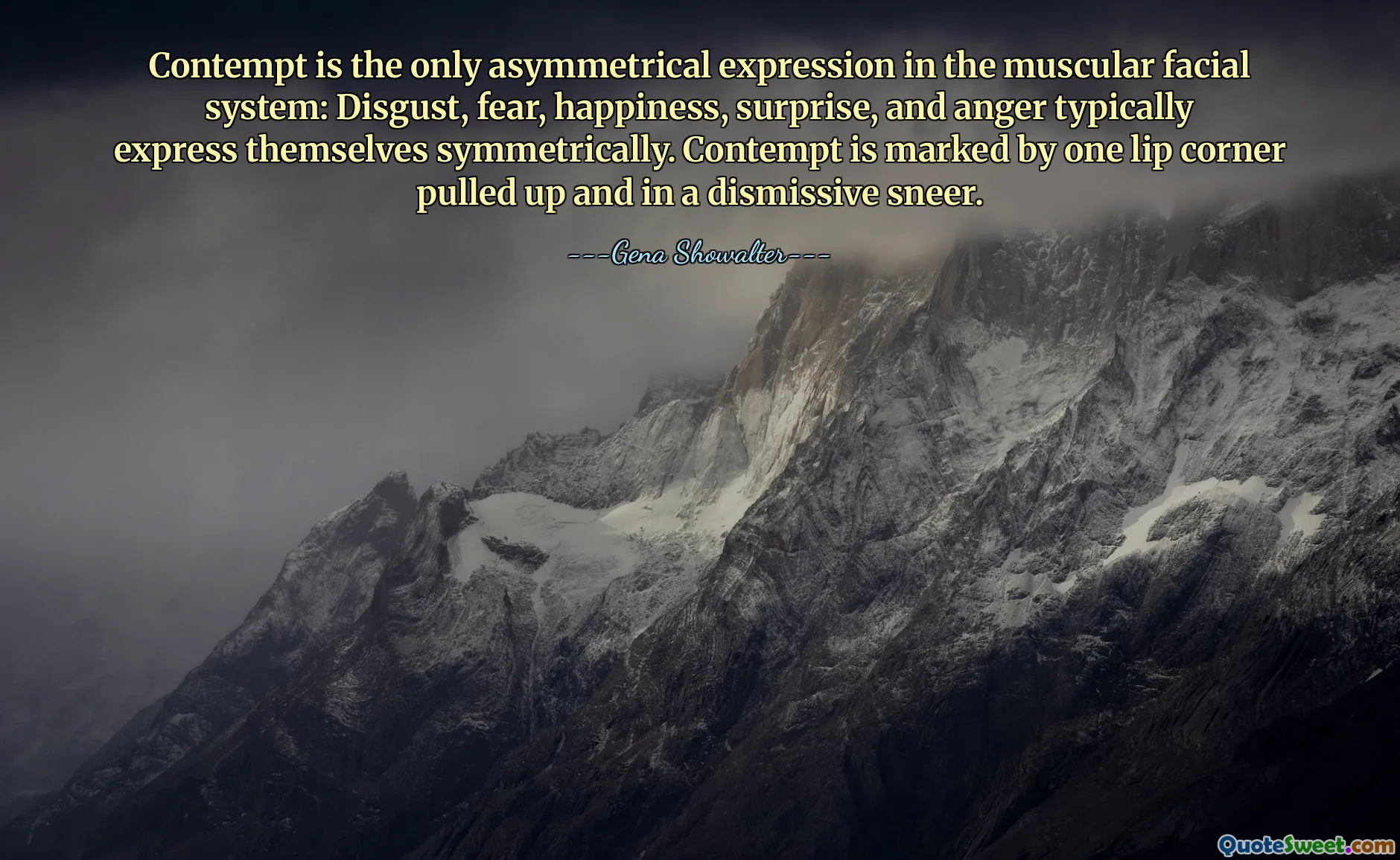 Le mépris est la seule expression asymétrique du système musculaire facial : le dégoût, la peur, le bonheur, la surprise et la colère s'expriment généralement de manière symétrique. Le mépris est marqué par un coin des lèvres relevé et un ricanement dédaigneux.