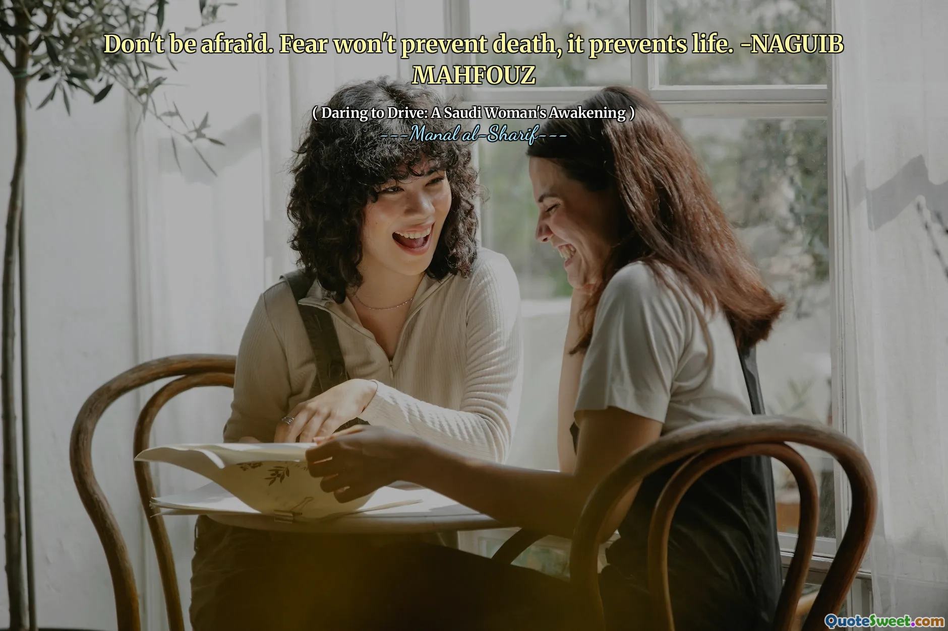 Jangan takut. Ketakutan tidak akan mencegah kematian, itu mencegah hidup. -Naguib Mahfouz