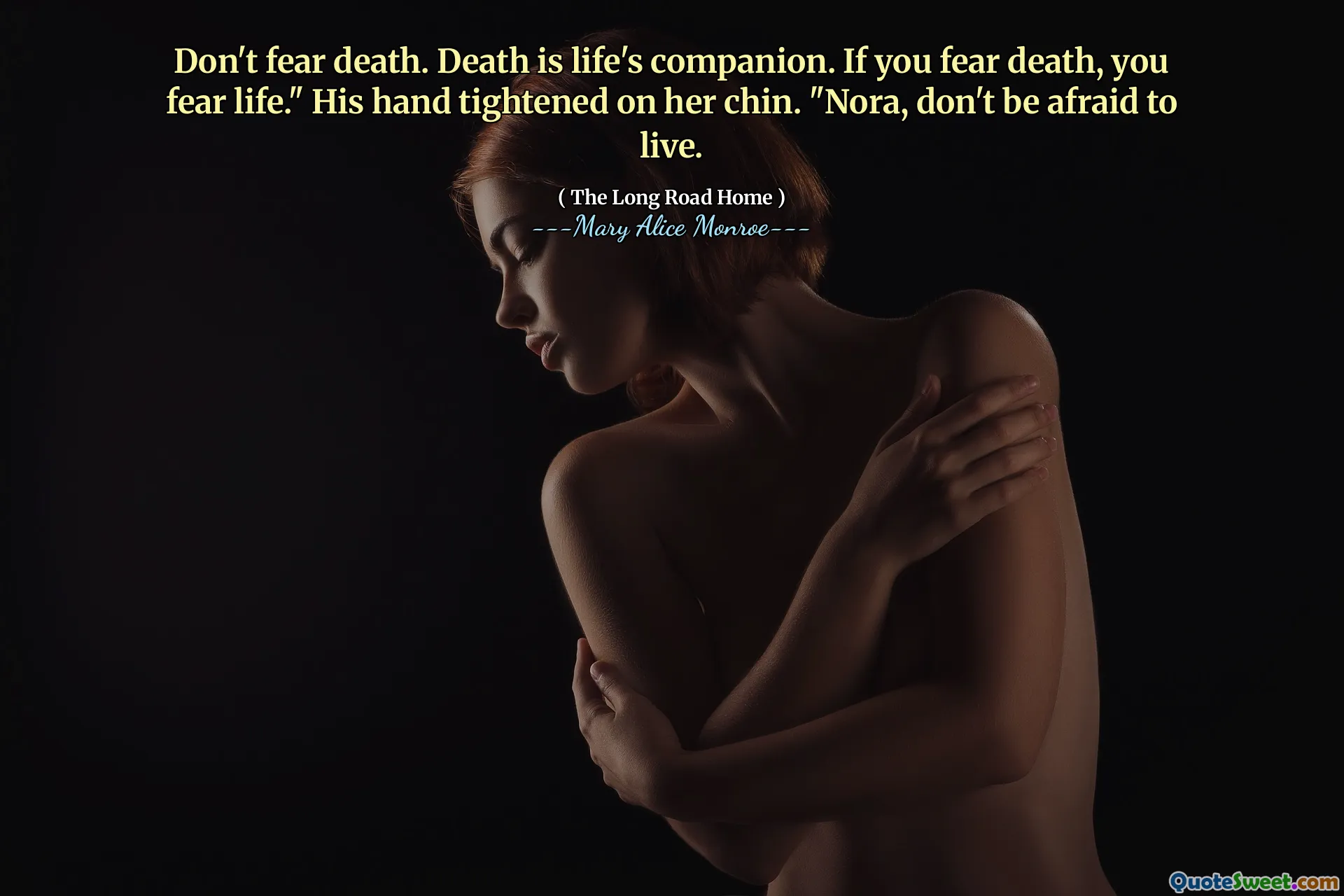 不要害怕死亡。死亡是生命的伴侣。如果您害怕死亡，那您会害怕生命。”他的手紧紧抓住她的下巴。