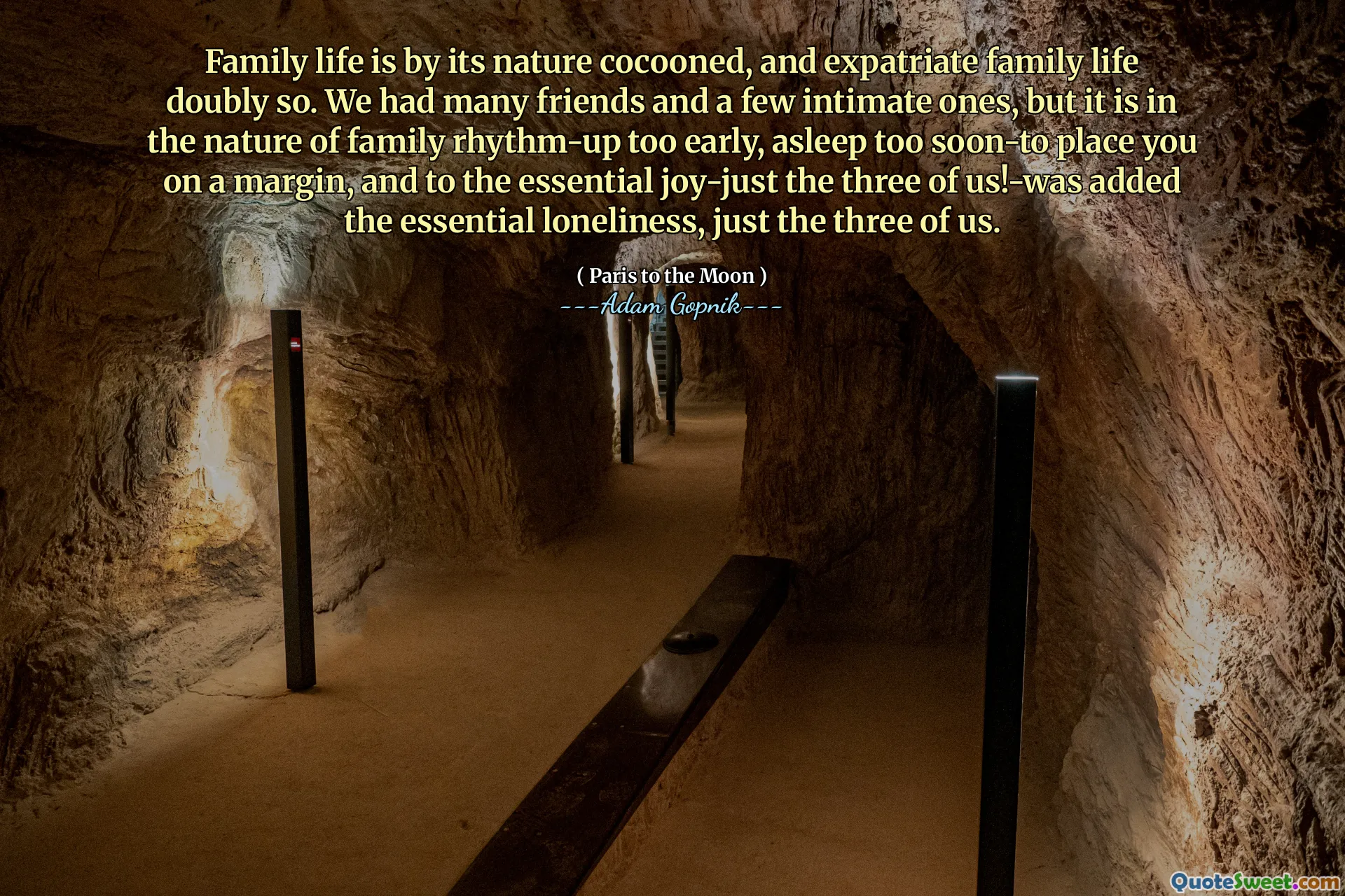 家庭生活本质上是茧的，并且是双重的家庭生活。我们有很多朋友和几个亲密的朋友，但这是家庭节奏的本质，为时过早，睡着了，让您保持边缘的余地，而对于我们三个人来说，这是我们三个人的基本欢乐！基本的孤独，只是我们三个人。