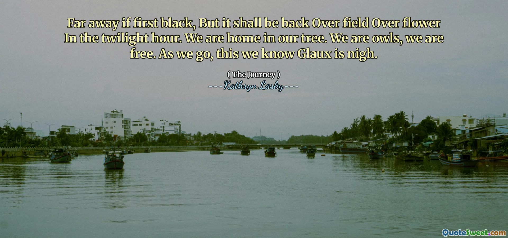 Far à l'extérieur si le premier noir, mais il sera de retour sur le champ au-dessus de la fleur à l'heure du crépuscule. Nous sommes à la maison dans notre arbre. Nous sommes des hiboux, nous sommes libres. Au fur et à mesure, nous savons que Glaux est proche.