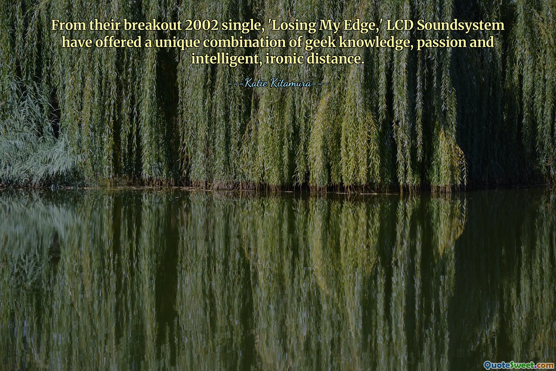 从 2002 年突破性的单曲“Losing My Edge”开始，LCD Soundsystem 就将极客知识、激情和聪明、讽刺的距离进行了独特的结合。
