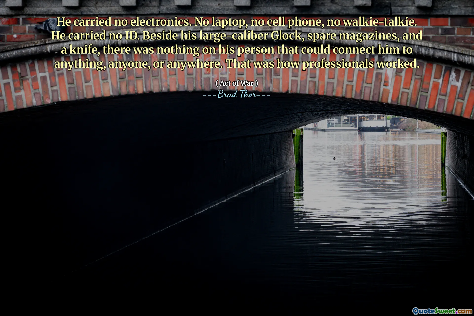 彼は電子機器を持ちませんでした。ラップトップも携帯電話も、トランシーバーもありません。彼はIDを持ちませんでした。彼の大口径のグロック、予備の雑誌、ナイフのそばには、彼の人には何も、誰でも、どこでも彼をつなぐことができるものは何もありませんでした。それが専門家の仕組みでした。
