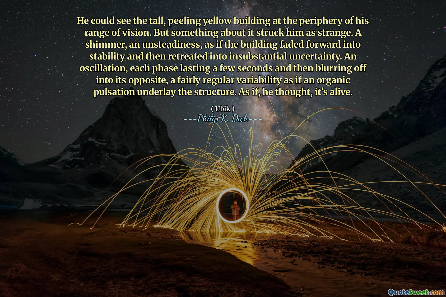 Poteva vedere l'edificio giallo alto e sbucciato alla periferia della sua gamma di visione. Ma qualcosa al riguardo lo ha colpito strano. Un luccichio, un'instabilità, come se l'edificio fosse sbiadito nella stabilità e poi si ritirasse in incertezza insostituzionale. Un'oscillazione, ogni fase che dura alcuni secondi e quindi sfocata nel suo contrario, una variabilità abbastanza regolare come se una pulsazione organica fosse sottoposta alla struttura. Come se, pensasse, è vivo.