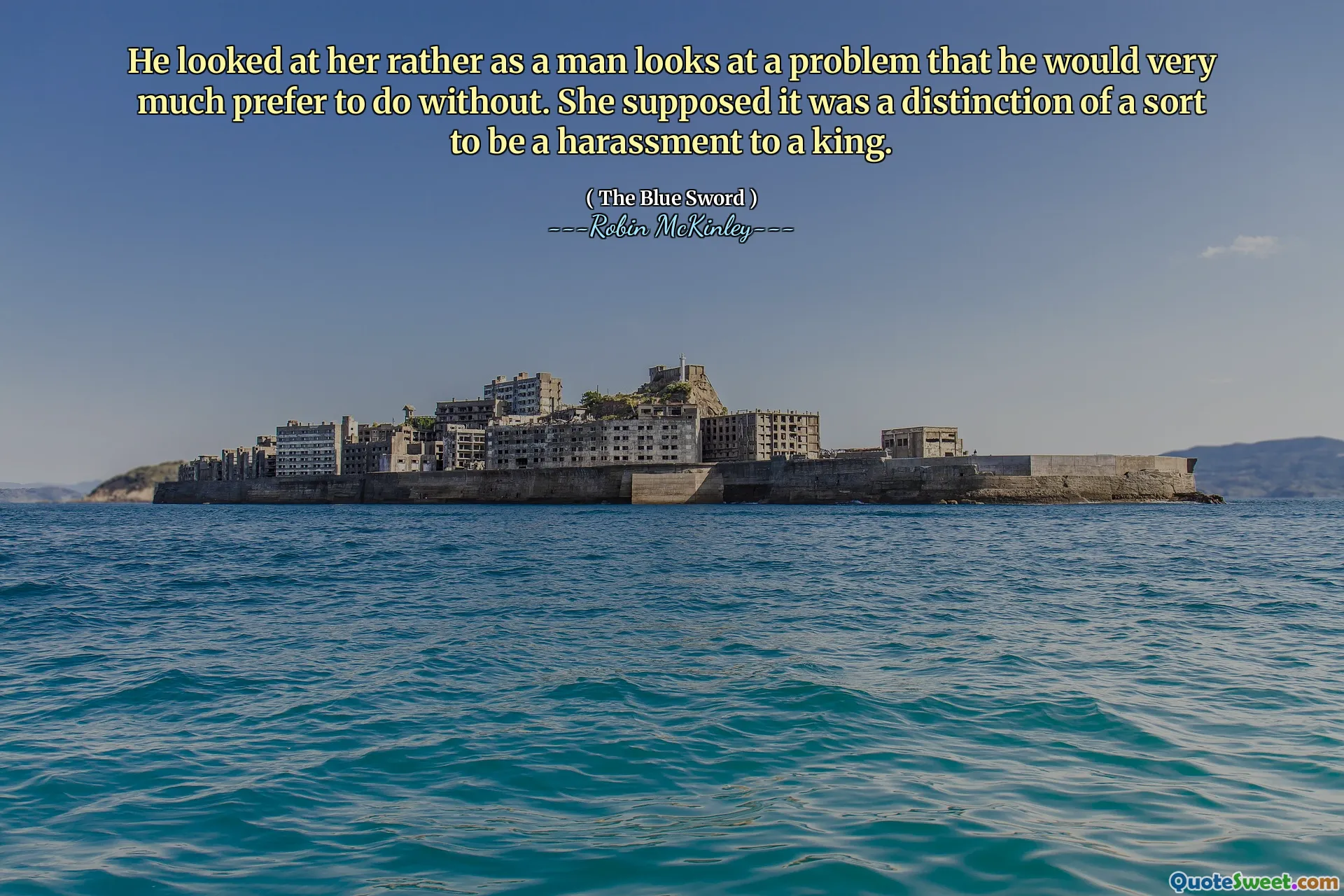 他看着她，就像一个男人看待一个他宁愿不做的问题一样。她认为对国王的骚扰是一种区别。