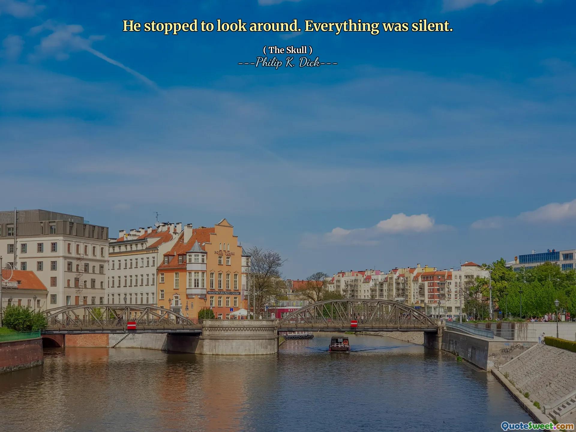 Il s'arrêta pour regarder autour de lui. Tout était silencieux.