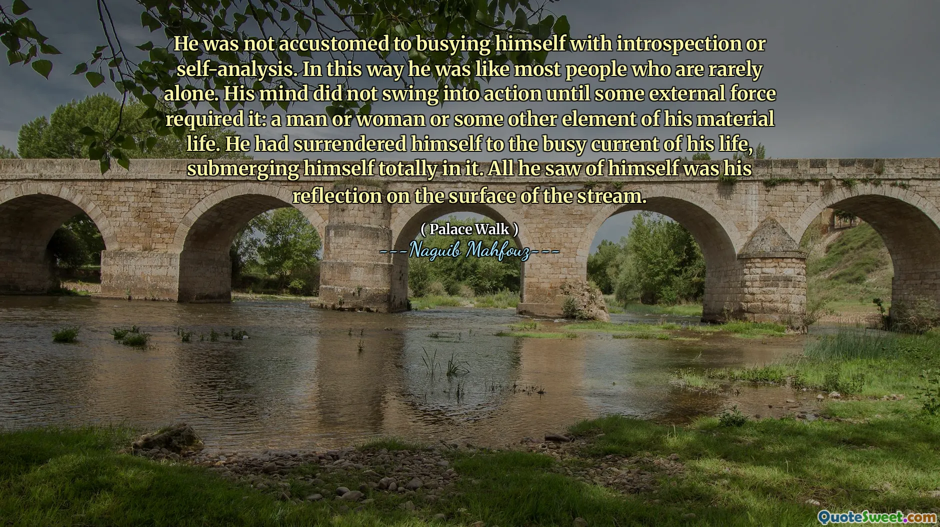 لم يكن معتادًا على أن ينشئ نفسه بالتأمل أو التحليل الذاتي. وبهذه الطريقة كان مثل معظم الناس الذين نادراً ما يكونون وحدهم. لم يتأرجح عقله إلى العمل حتى تتطلب ذلك بعض القوة الخارجية: رجل أو امرأة أو عنصر آخر في حياته المادية. لقد استسلم إلى التيار المزدحم في حياته ، غمر نفسه تمامًا فيه. كل ما رآه من نفسه هو انعكاسه على سطح التيار.