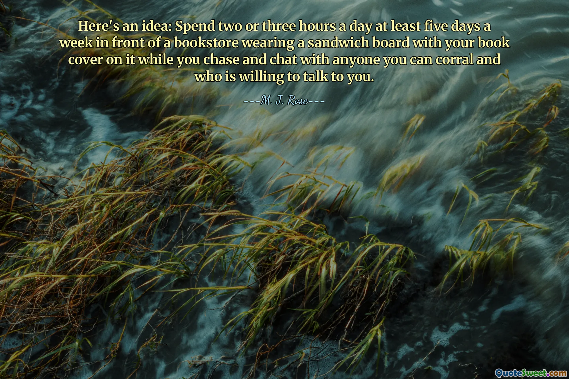Oto pomysł: spędzaj dwie lub trzy godziny dziennie, co najmniej pięć dni w tygodniu, przed księgarnią, nosząc tablicę warstwową z okładką książki, ganiając i rozmawiając z każdą osobą, którą możesz otoczyć i która chce z tobą porozmawiać.