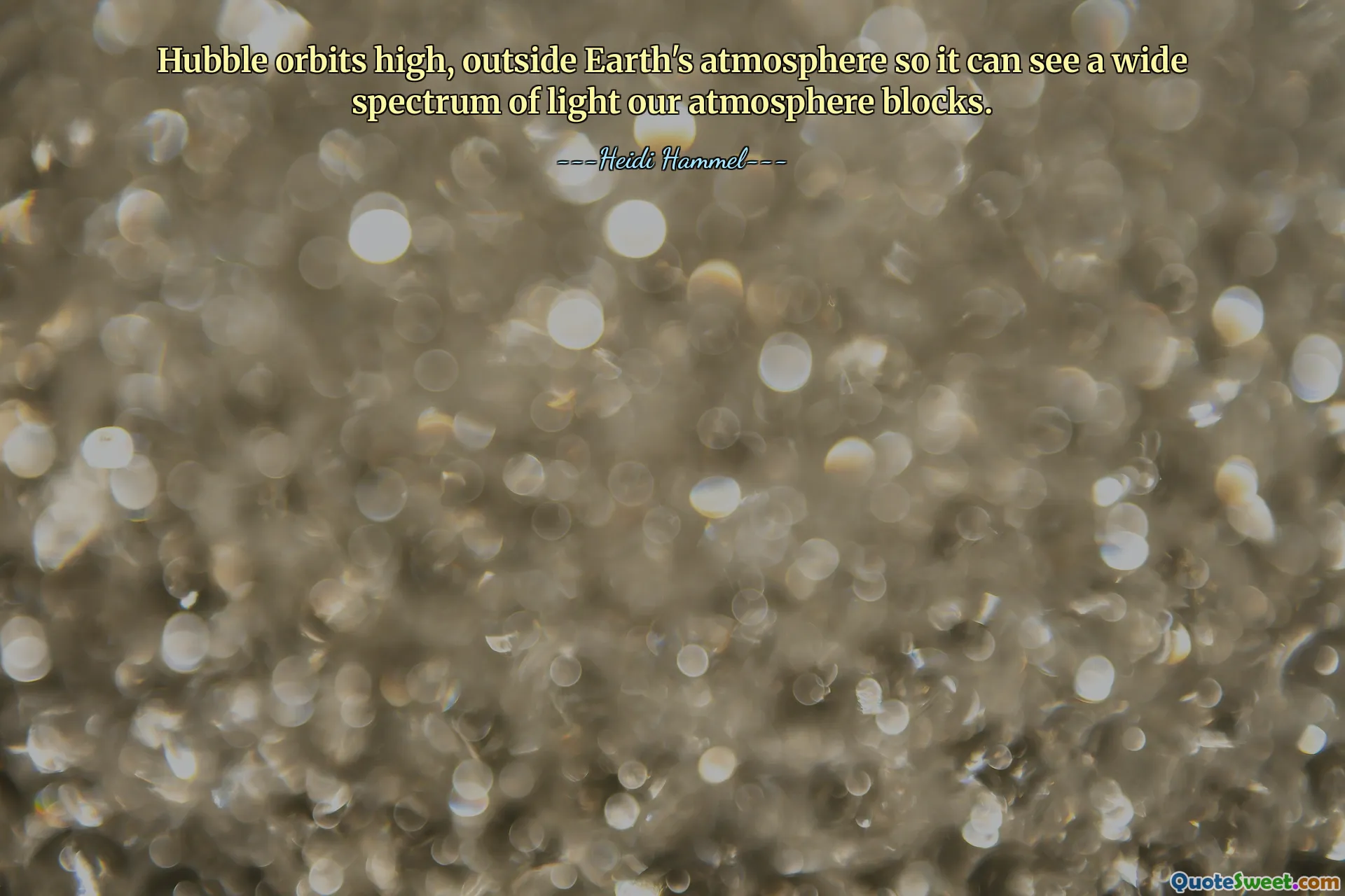 Hubble obíhá vysoko, mimo zemskou atmosféru, takže může vidět široké spektrum světla, které naše atmosféra blokuje.