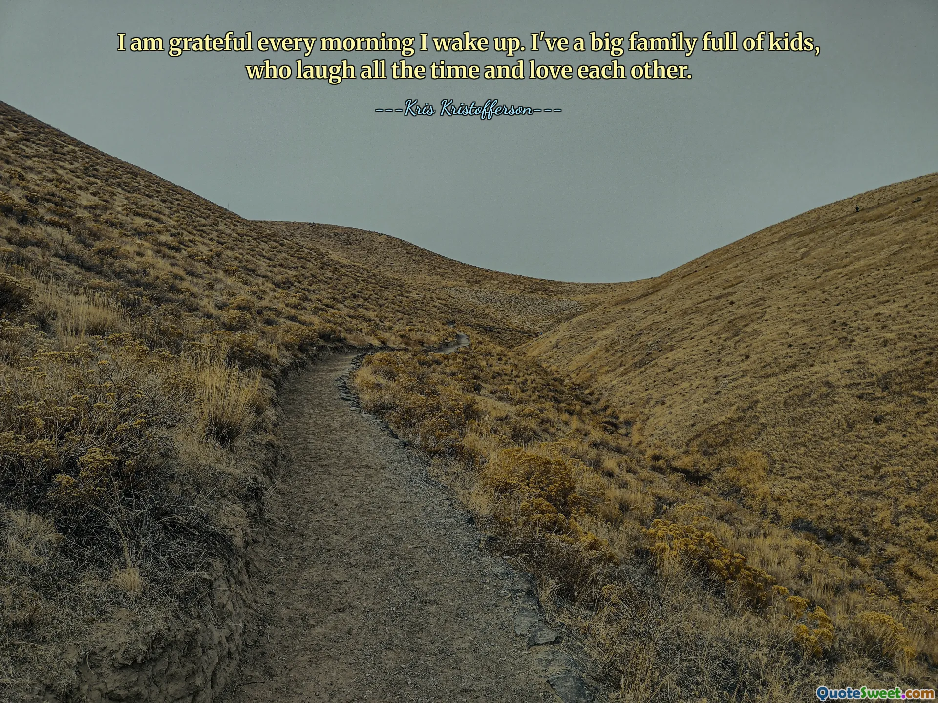 Tôi biết ơn mỗi sáng thức dậy. Tôi có một gia đình lớn với đầy những đứa trẻ, chúng luôn cười đùa và yêu thương nhau.