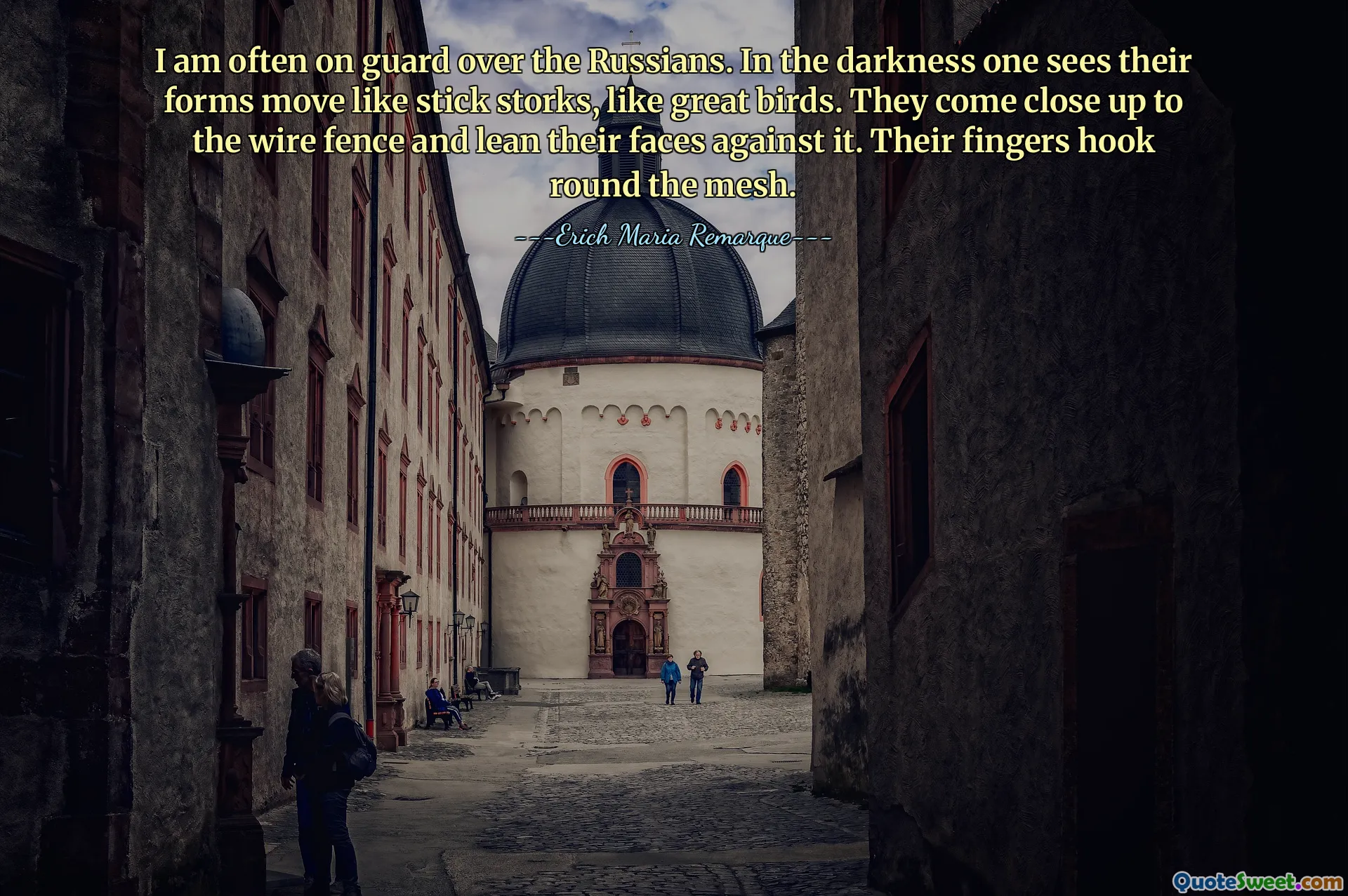 Často jsem na stráži Rusů. Ve tmě člověk vidí, jak se jejich formy pohybují jako čápi klacek, jako velcí ptáci. Přiblíží se k drátěnému plotu a opřou se o něj tvářemi. Jejich prsty se zaháknou kolem pletiva.