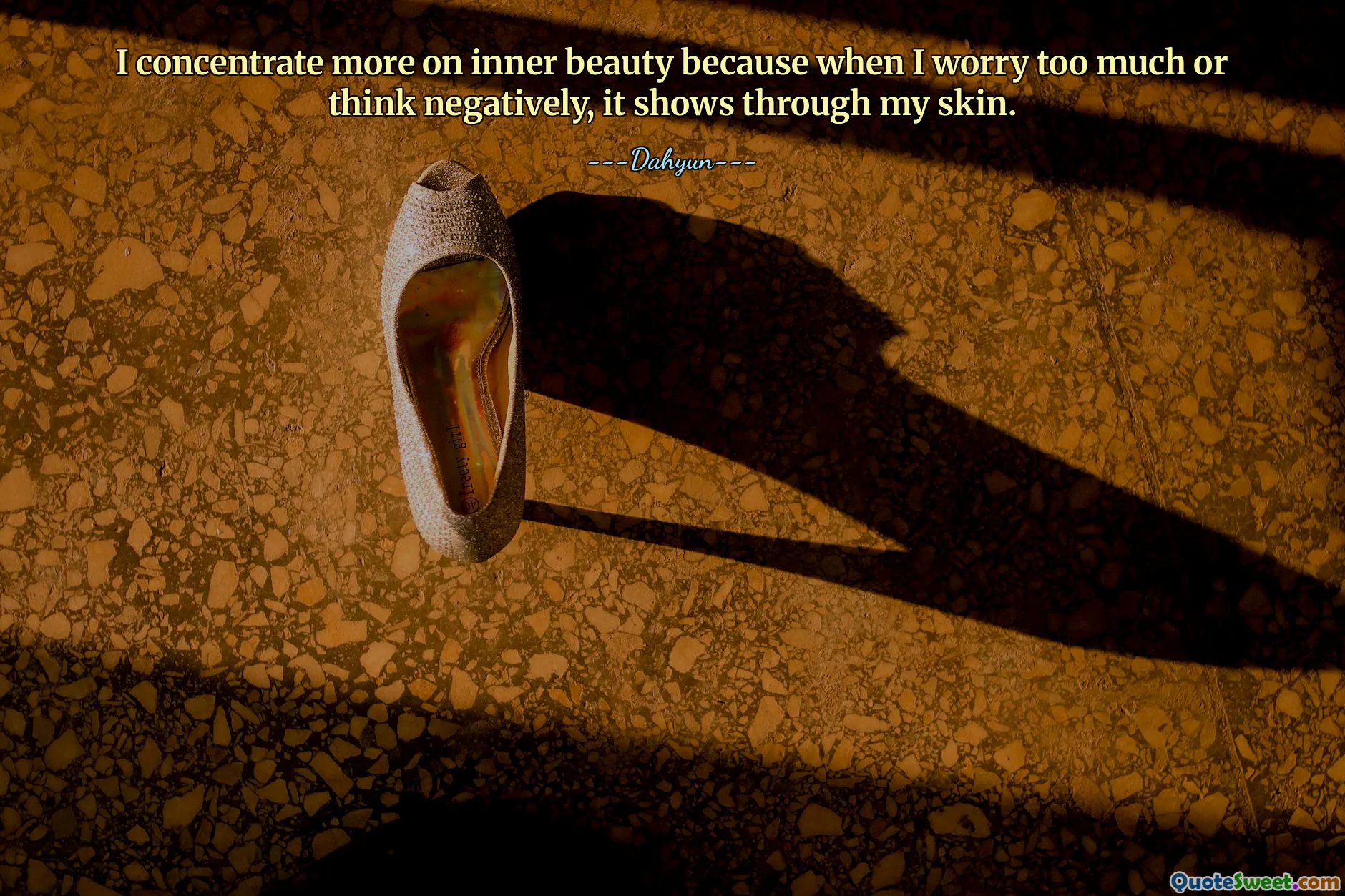 मैं आंतरिक सुंदरता पर अधिक ध्यान केंद्रित करती हूं क्योंकि जब मैं बहुत अधिक चिंता करती हूं या नकारात्मक सोचती हूं तो यह मेरी त्वचा पर दिखाई देता है।