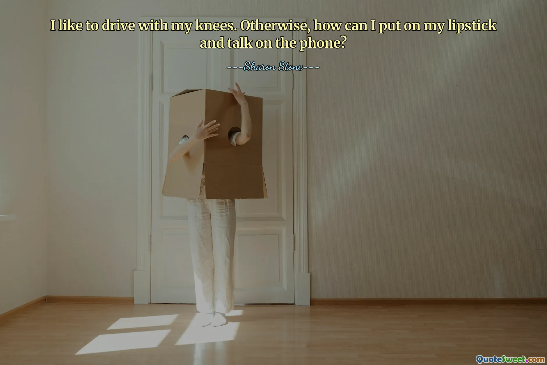 Gosto de dirigir com os joelhos. Caso contrário, como posso passar batom e falar ao telefone?