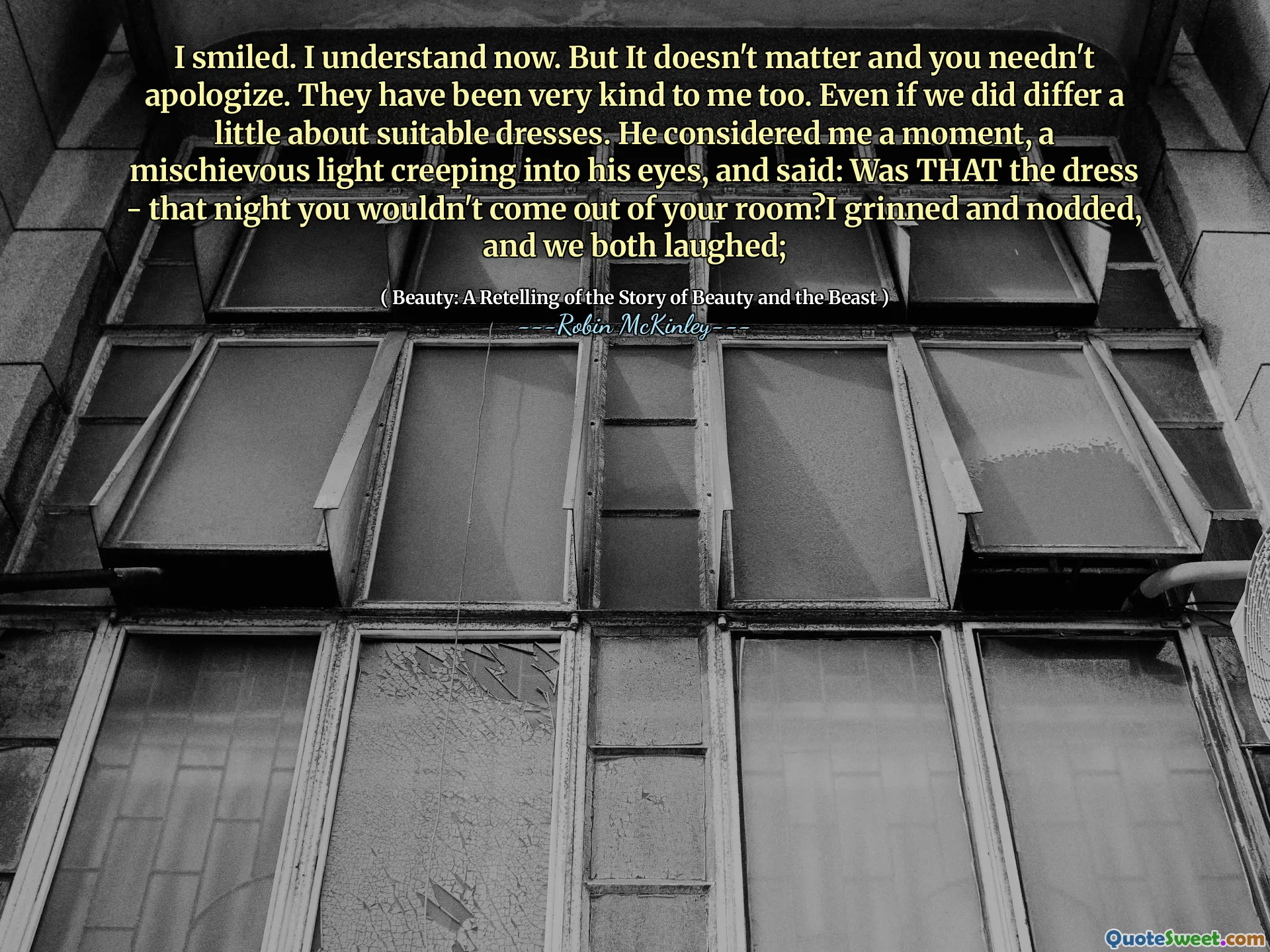 Jeg smilte. Jeg forstår nå. Men det spiller ingen rolle, og du trenger ikke be om unnskyldning. De har vært veldig snille med meg også. Selv om vi var litt uenige om passende kjoler. Han betraktet meg et øyeblikk, et rampete lys snek seg inn i øynene hans, og sa: Var DET kjolen - den kvelden ville du ikke komme ut av rommet ditt? Jeg gliste og nikket, og vi lo begge to;