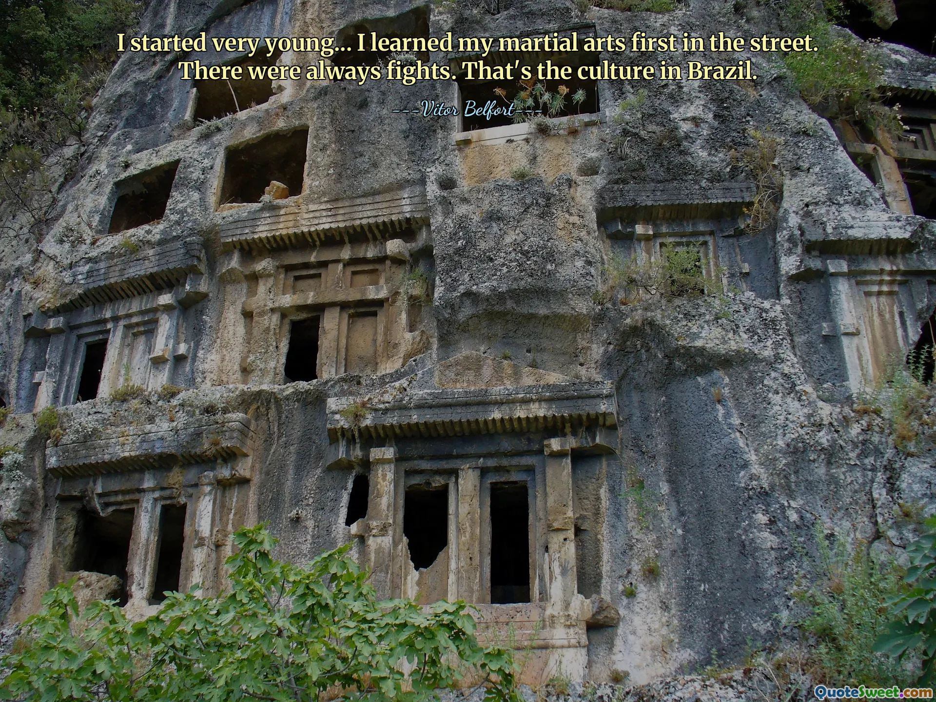 Ho iniziato molto giovane... ho imparato le mie arti marziali prima per strada. C'erano sempre litigi. Questa è la cultura in Brasile.