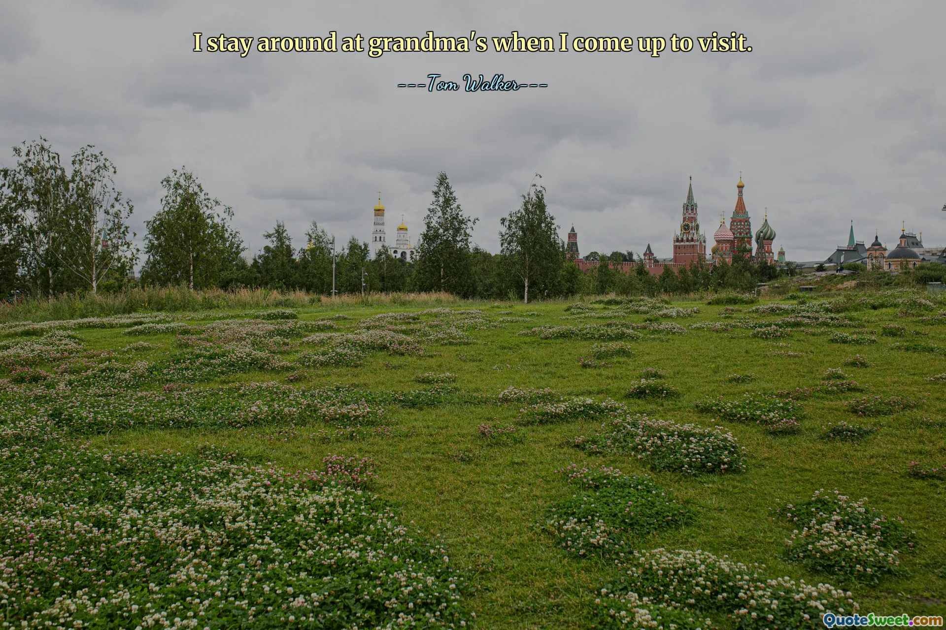 当我来看望奶奶时，我住在奶奶家。