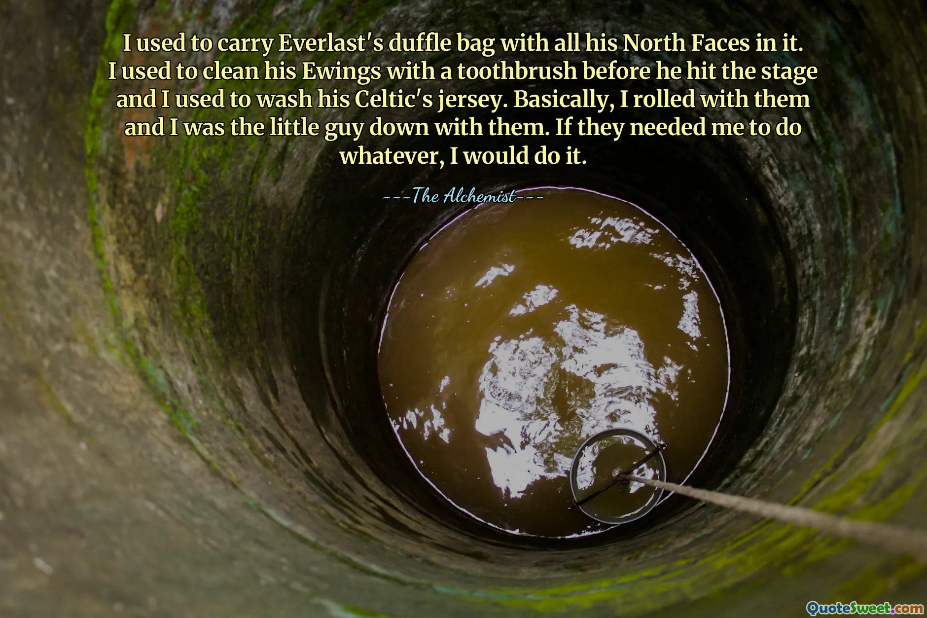 मैं एवरलास्ट का डफ़ल बैग अपने साथ रखता था जिसमें उसके सभी उत्तरी चेहरे होते थे। मंच पर आने से पहले मैं उनके इविंग्स को टूथब्रश से साफ करता था और मैं उनकी सेल्टिक जर्सी धोता था। मूलतः, मैं उनके साथ था और मैं उनके साथ छोटा लड़का था। अगर उन्हें मुझसे कुछ भी करने की जरूरत पड़ी तो मैं वह करूंगा।