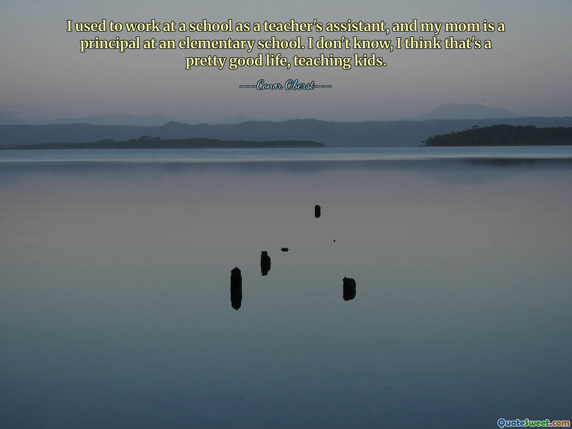 我曾经在一所学校担任助教，我妈妈是一所小学的校长。我不知道，我认为教孩子们是一种很好的生活。