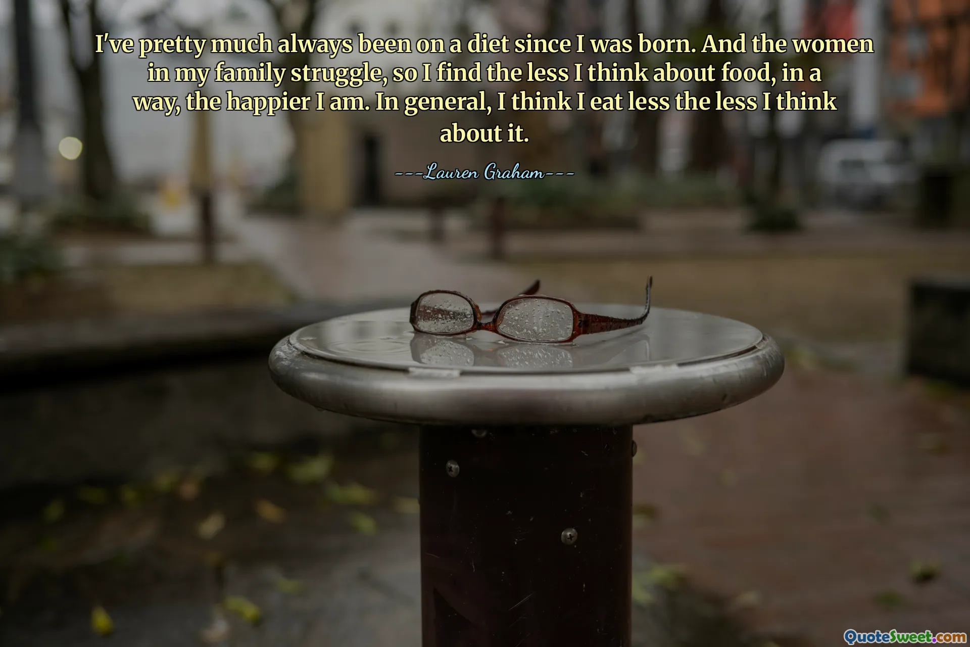 Casi siempre he estado a dieta desde que nací. Y las mujeres de mi familia luchan, así que cuanto menos pienso en la comida, en cierto modo, más feliz soy. En general, creo que como menos cuanto menos pienso en ello.