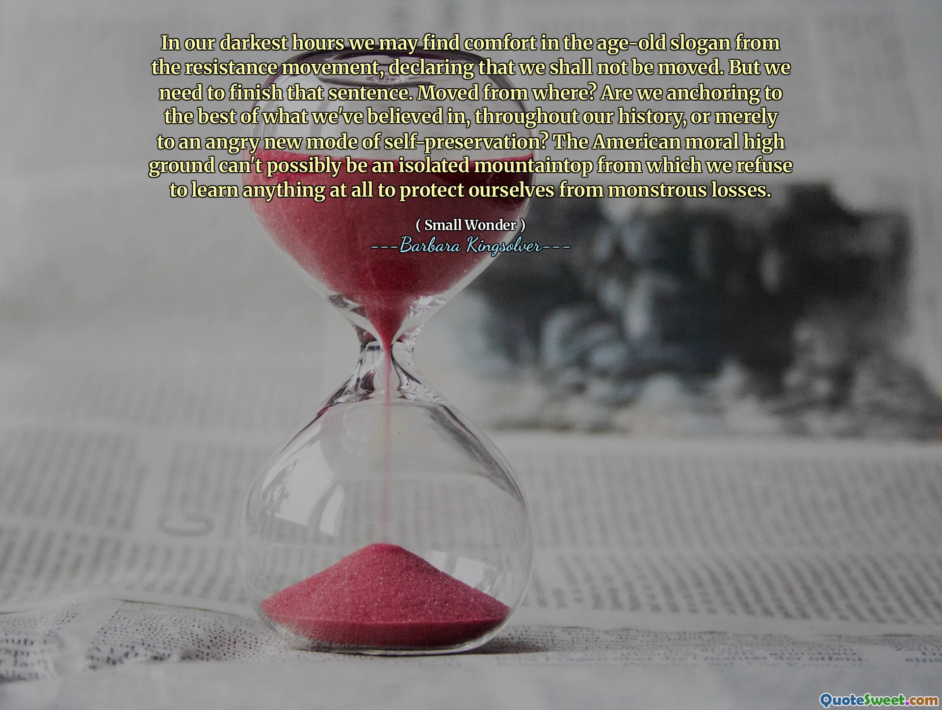 In onze donkerste uren kunnen we troost vinden in de eeuwenoude slogan van de weerstandsbeweging, en verklaren dat we niet zullen worden verplaatst. Maar we moeten die zin afmaken. Verplaatsen van waar? Verankeren we naar beste van wat we in onze geschiedenis hebben geloofd, of alleen aan een boze nieuwe wijze van zelfbehoud? De Amerikaanse morele hoge grond kan onmogelijk een geïsoleerde bergtop zijn van waaruit we weigeren iets te leren om onszelf te beschermen tegen monsterlijke verliezen.
