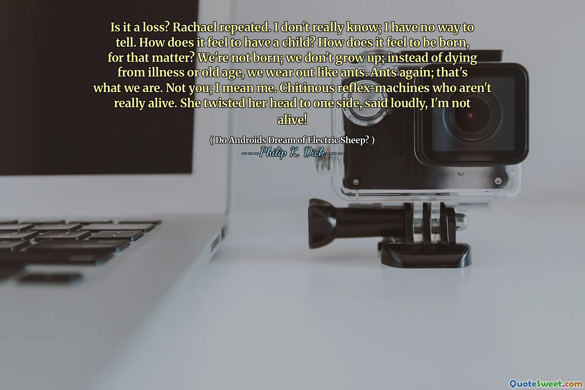 Is het een verlies? Rachael herhaalde. Ik weet het niet echt; Ik heb geen manier om te zeggen. Hoe voelt het om een ​​kind te krijgen? Hoe voelt het om geboren te worden, wat dat betreft? We zijn niet geboren; We groeien niet op; In plaats van te sterven aan ziekte of ouderdom, verslijten we als mieren. Mieren weer; Dat is wat we zijn. Niet jij; Ik bedoel me. Chitineuze reflex-machines die niet echt leven. Ze draaide haar hoofd opzij, zei luid: ik leef niet!