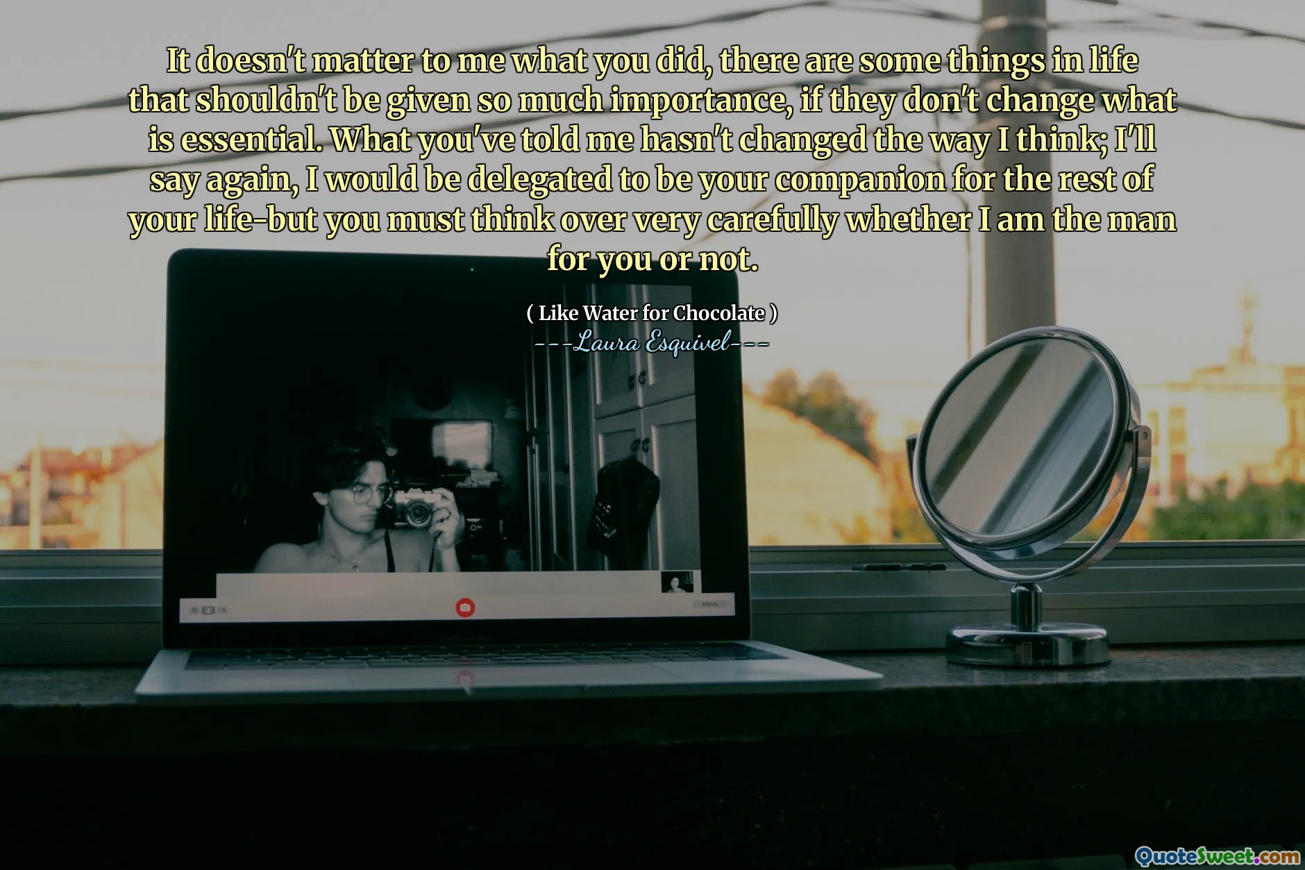 Non importa per me quello che hai fatto, ci sono alcune cose nella vita che non dovrebbero avere tanta importanza, se non cambiano ciò che è essenziale. Quello che mi hai detto non ha cambiato il modo in cui penso; Dirò di nuovo, sarei delegato per essere il tuo compagno per il resto della tua vita, ma devi pensare con molta attenzione se sono l'uomo per te o no.