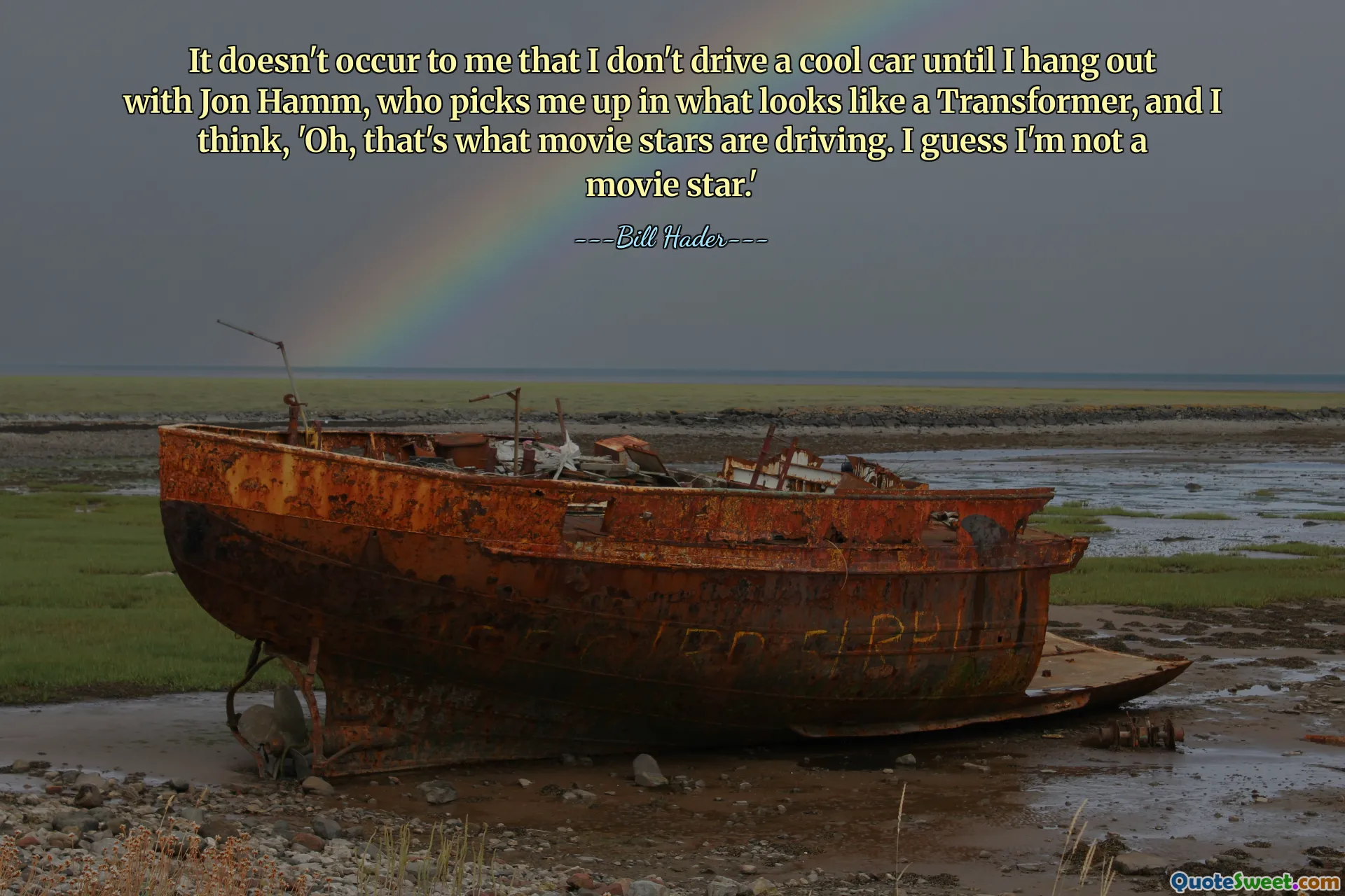 Non mi viene in mente che non guido una bella macchina finché non esco con Jon Hamm, che mi viene a prendere in quello che sembra un Transformer, e penso: "Oh, questo è ciò che guidano le star del cinema". Immagino di non essere una star del cinema.'