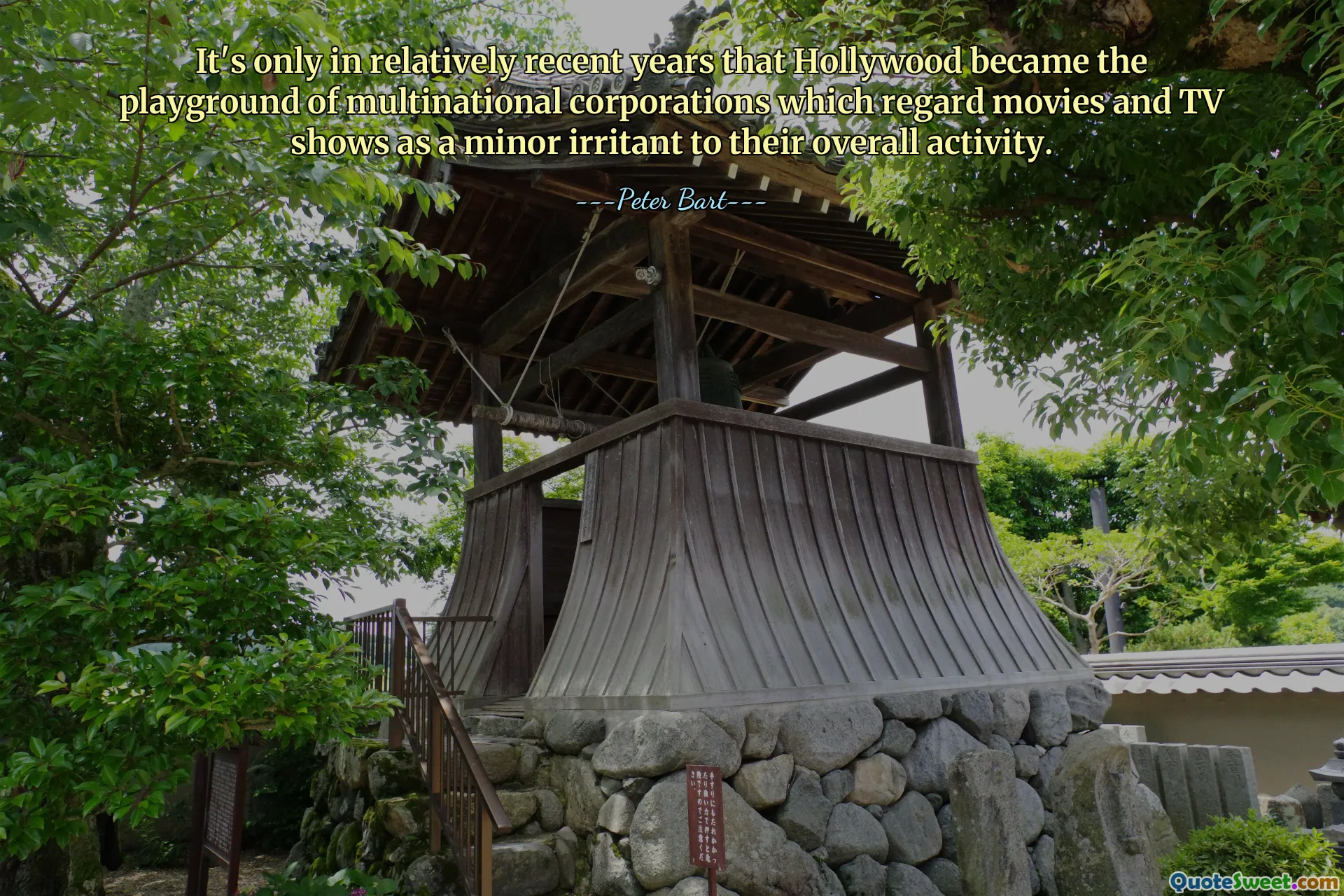 直到最近几年，好莱坞才成为跨国公司的游乐场，这些公司将电影和电视节目视为对其整体活动的次要刺激。