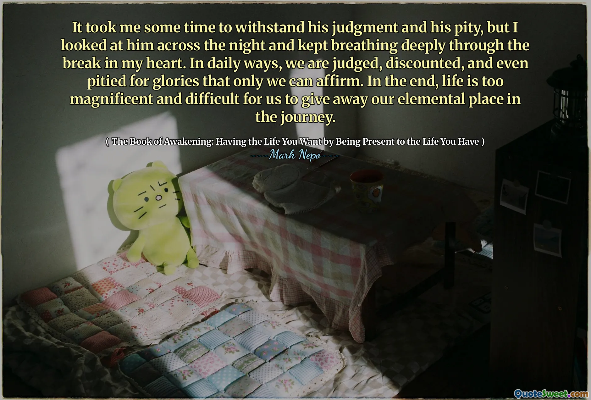 Me tomó un tiempo resistir su juicio y su lástima, pero lo miré durante toda la noche y seguí respirando profundamente el descanso en mi corazón. En maneras diarias, somos juzgados, descontados e incluso compadecidos por las glorias que solo nosotros podemos afirmar. Al final, la vida es demasiado magnífica y difícil para nosotros regalar nuestro lugar elemental en el viaje.