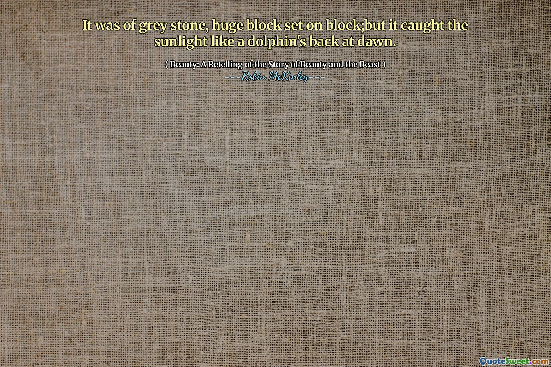 Den var av grå stein, stor blokk satt på blokk, men den fanget sollyset som en delfins rygg ved daggry.