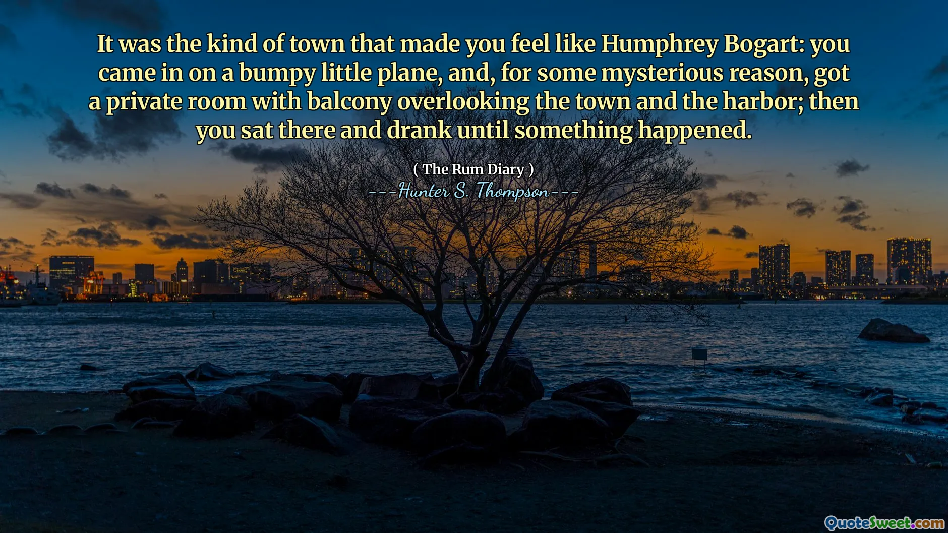 كانت هذا النوع من المدينة التي جعلك تشعر وكأنك همفري بوجارت: لقد دخلت على متن طائرة صغيرة وعرة ، ولأسباب غامضة ، حصلت على غرفة خاصة مع شرفة تطل على المدينة والميناء ؛ ثم جلست هناك وشربت حتى حدث شيء ما.