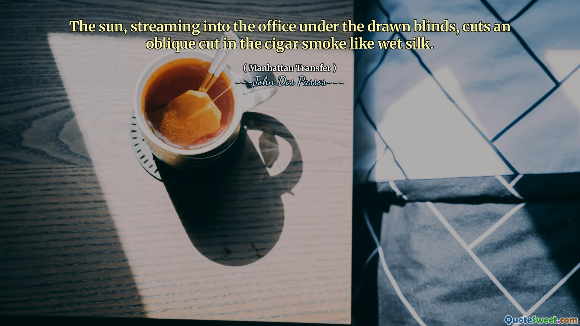 Solen, som strømmet inn på kontoret under de trukket persiennene, kutter et skrå kutt i sigarrøyk som våt silke.