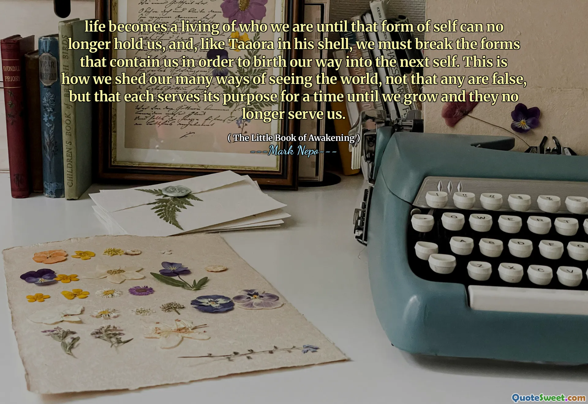 生活成为我们的生活，直到这种形式的自我不再能够抱住我们，就像塔阿拉（Taaora）在他的外壳中一样，我们必须打破包含我们的形式，以便将自己的方式分成下一个自我。这就是我们摆脱世界各种方式的方式，而不是错误的方式，而是每个人都有一段时间的目的，直到我们成长，他们不再为我们服务。