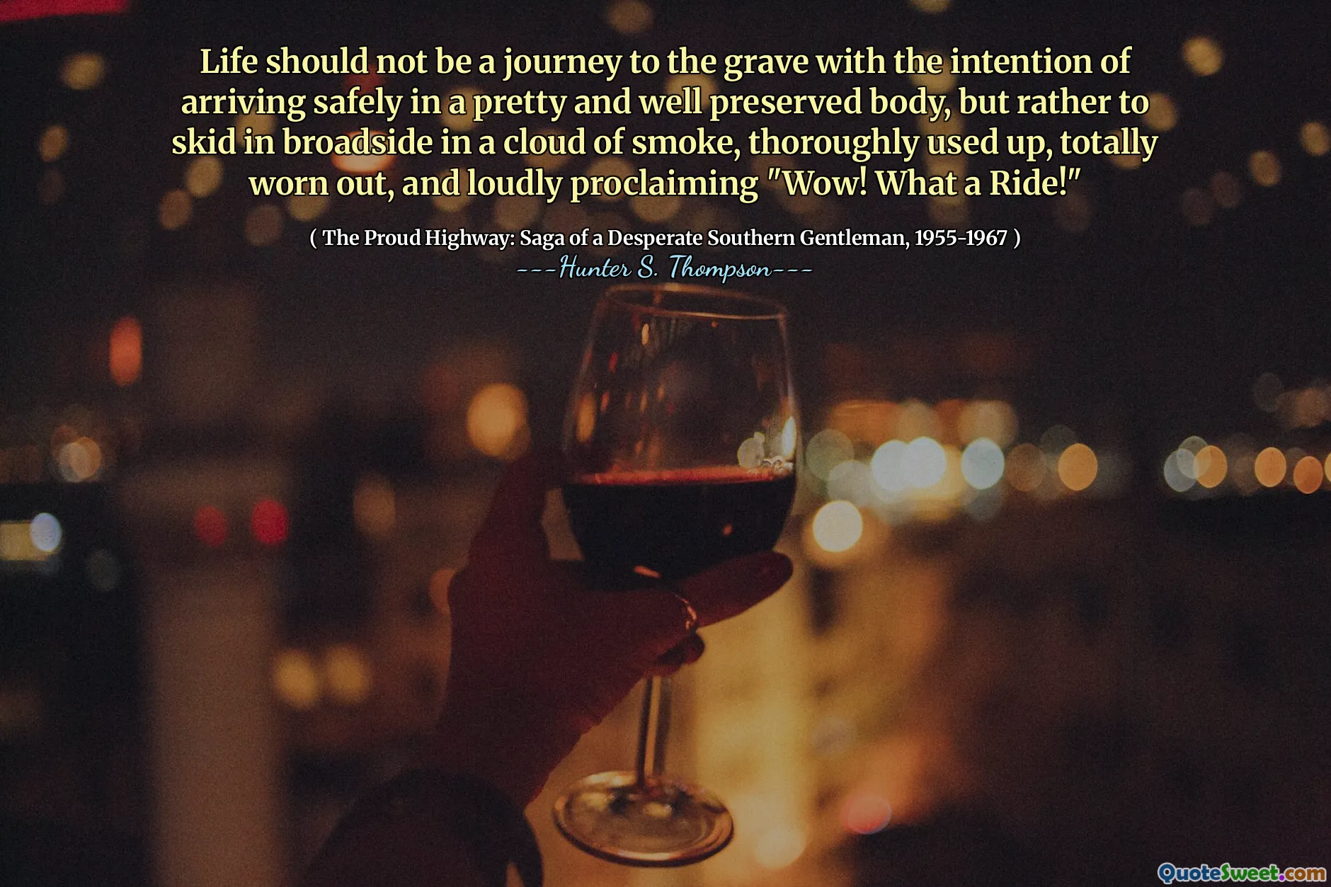 La vida no debe ser un viaje a la tumba con la intención de llegar a salvo en un cuerpo bonito y bien conservado, sino más bien patinar en un lado ancho en una nube de humo, completamente usado, totalmente desgastado y proclamando en voz alta "¡Guau! ¡Qué viaje!"