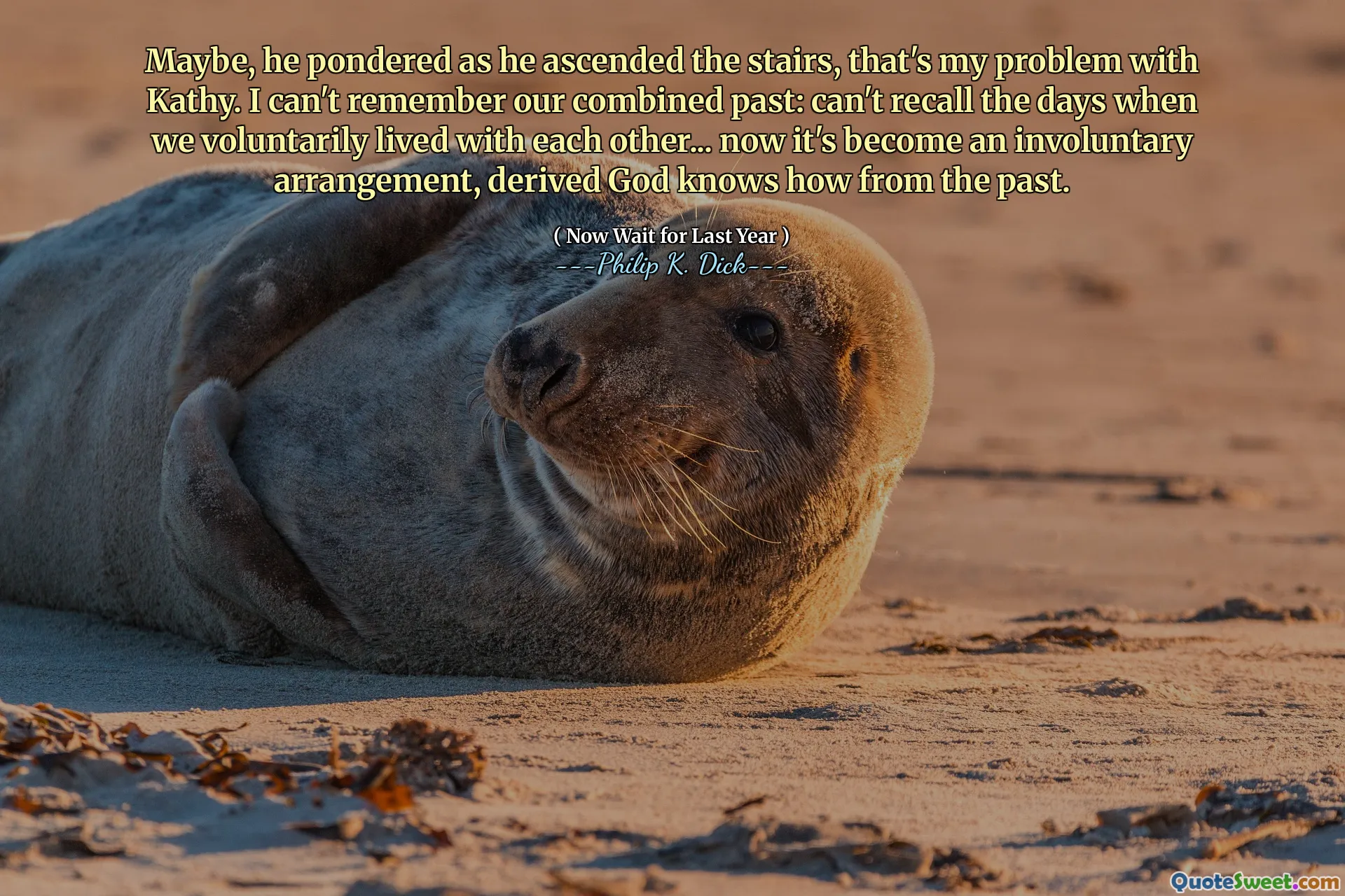 たぶん、彼は階段を登ったときに熟考しました、それがキャシーの私の問題です。私たちの過去を組み合わせたことを思い出せません。私たちがお互いに自発的に住んでいた日々を思い出せません...今、それは不本意な取り決めになり、派生した神は過去からどのように知っていますか。