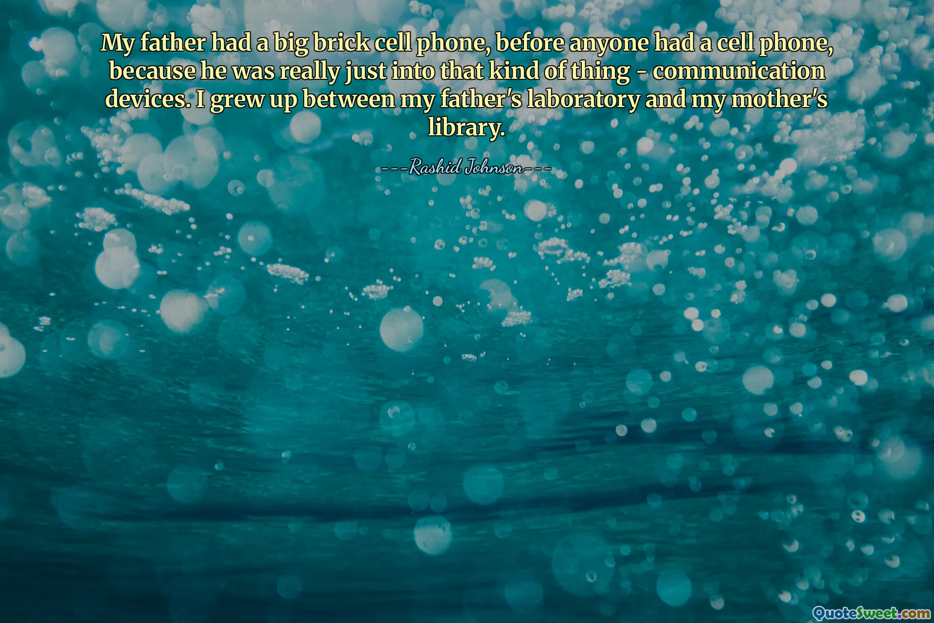 Mein Vater hatte ein großes Ziegelstein-Handy, bevor irgendjemand ein Handy hatte, weil er sich wirklich nur für solche Dinge interessierte – Kommunikationsgeräte. Ich bin zwischen dem Labor meines Vaters und der Bibliothek meiner Mutter aufgewachsen.