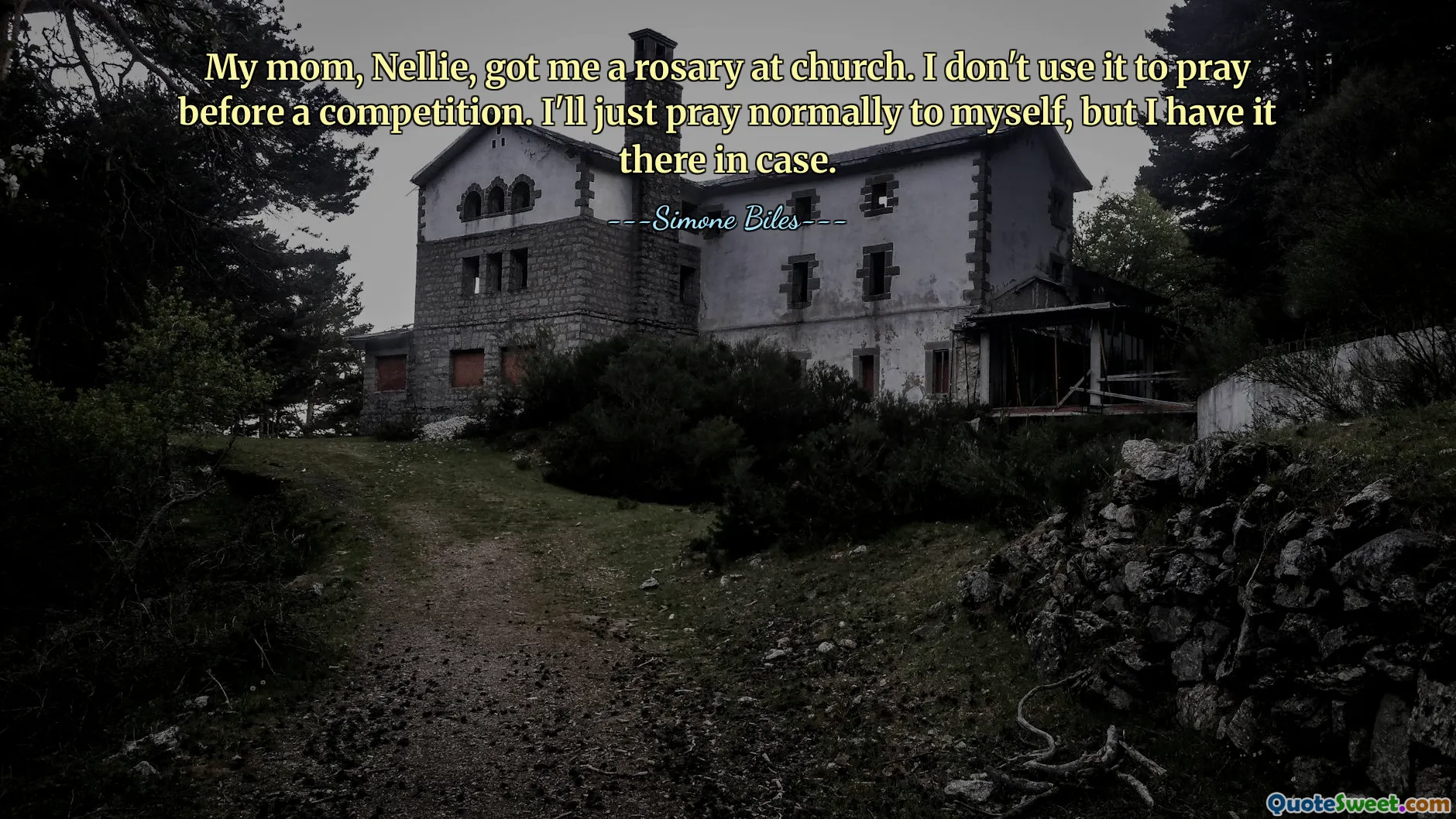 Moje máma, Nellie, mi sehnala růženec v kostele. Nepoužívám to k modlitbě před soutěží. Prostě se pomodlím normálně sám pro sebe, ale pro případ to tam mám.