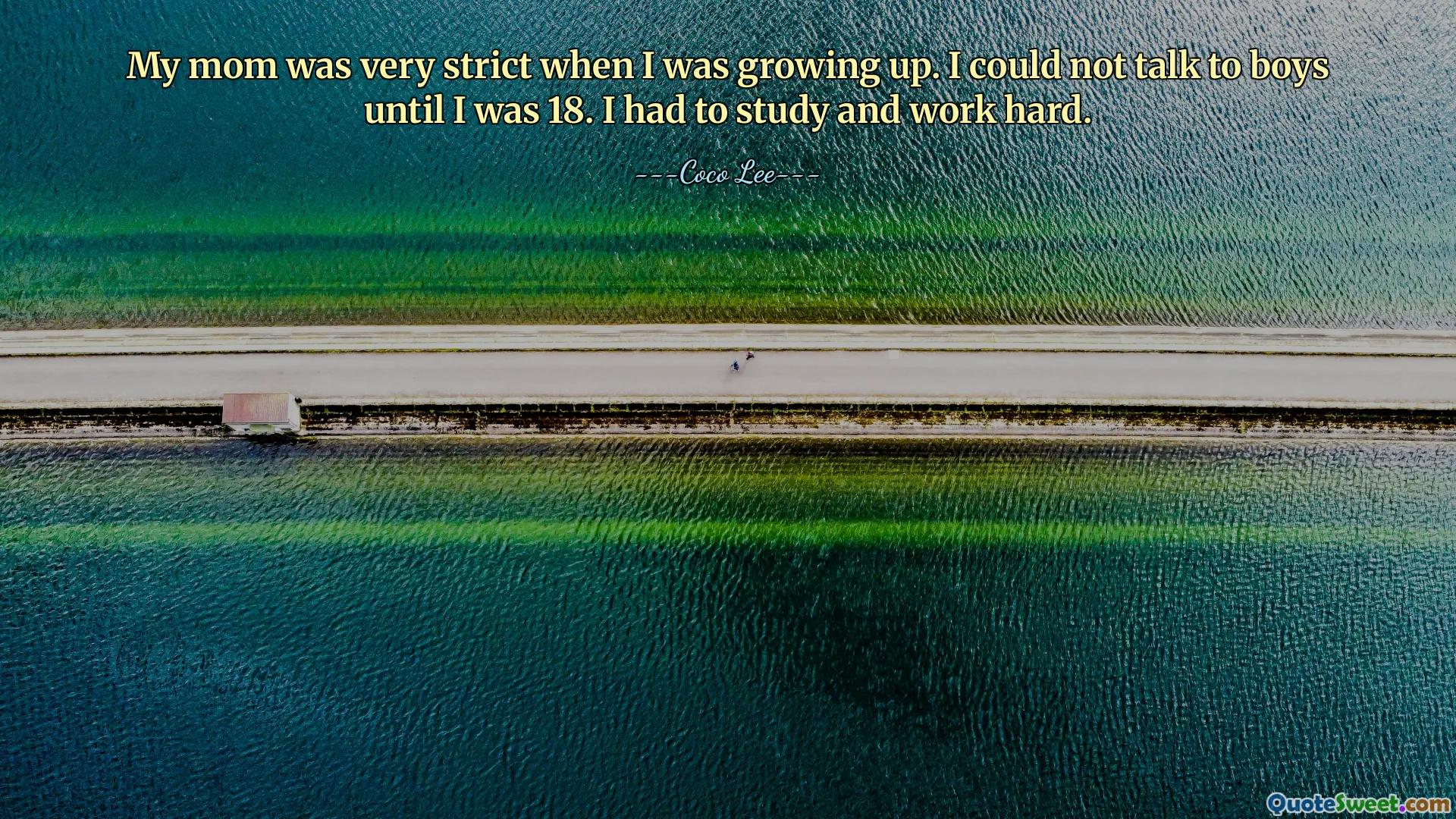在我的成长过程中，妈妈对我非常严厉。直到18岁我才能和男孩说话。我必须努力学习和工作。
