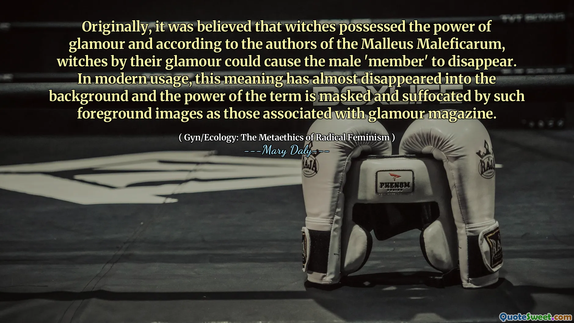 თავდაპირველად ითვლებოდა, რომ ჯადოქრებს გააჩნდათ გლამურის ძალა და Malleus Maleficarum-ის ავტორების აზრით, ჯადოქრებს თავიანთი გლამურით შეეძლოთ მამრობითი "წევრის" გაქრობა. თანამედროვე გამოყენებაში, ეს მნიშვნელობა თითქმის გაქრა უკანა პლანზე და ტერმინის ძალა ნიღბავს და ახშობს ისეთი გამოსახულებებით, როგორიცაა გლამურული ჟურნალი.