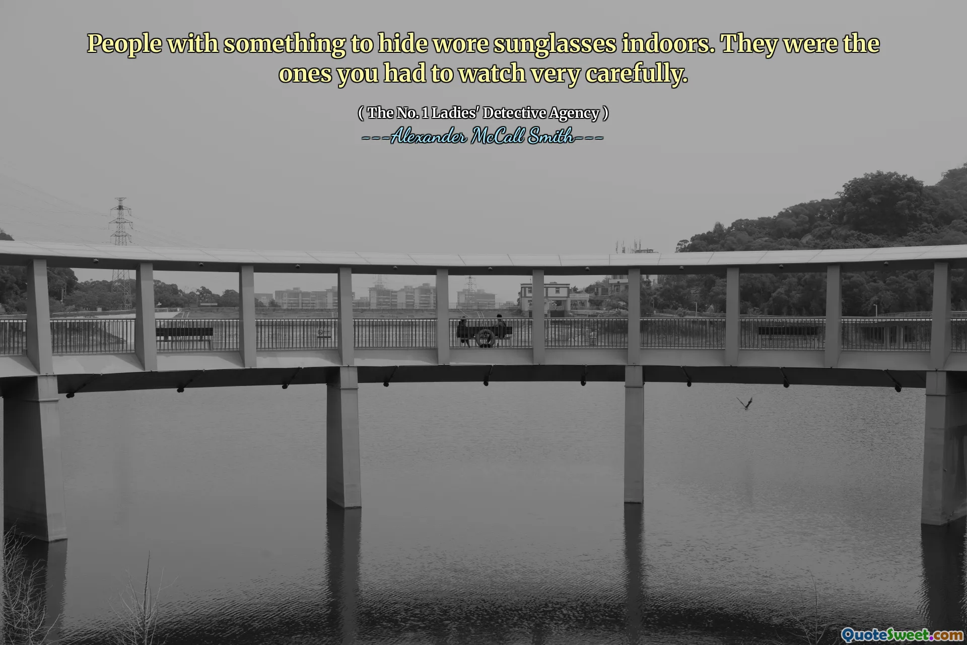 有东西可以隐藏的人在室内戴太阳镜。他们是您必须非常仔细地观看的人。