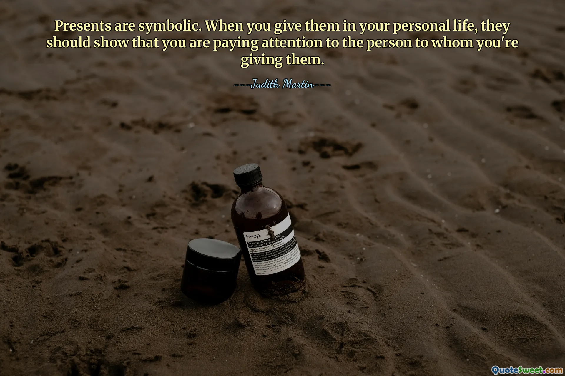 Hadiah bersifat simbolis. Ketika Anda memberikannya dalam kehidupan pribadi Anda, itu harus menunjukkan bahwa Anda memperhatikan orang yang Anda berikan.