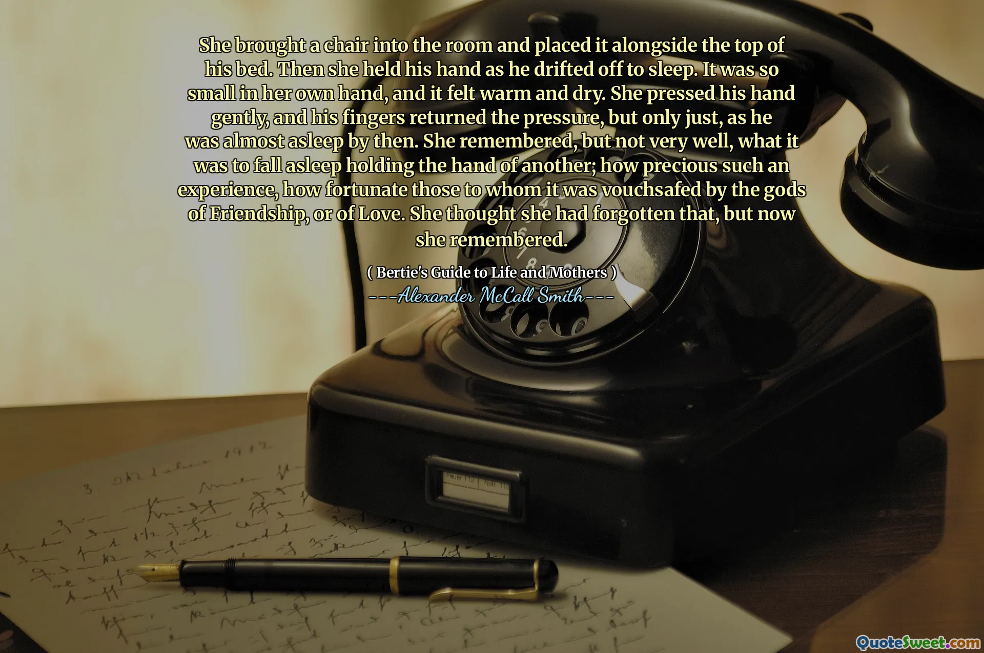 Sie brachte einen Stuhl in den Raum und legte ihn neben die Spitze seines Bettes. Dann hielt sie seine Hand, als er einschlug. Es war so klein in ihrer eigenen Hand und es fühlte sich warm und trocken an. Sie drückte seine Hand sanft und seine Finger erwiderten den Druck, aber nur, da er bis dahin fast schlief. Sie erinnerte sich, aber nicht sehr gut, was es war, einzuschlafen und die Hand eines anderen zu halten; Wie kostbar eine solche Erfahrung, wie glücklich diejenigen, denen es von den Göttern der Freundschaft oder der Liebe bürgt. Sie dachte, sie hätte das vergessen, aber jetzt erinnerte sie sich.